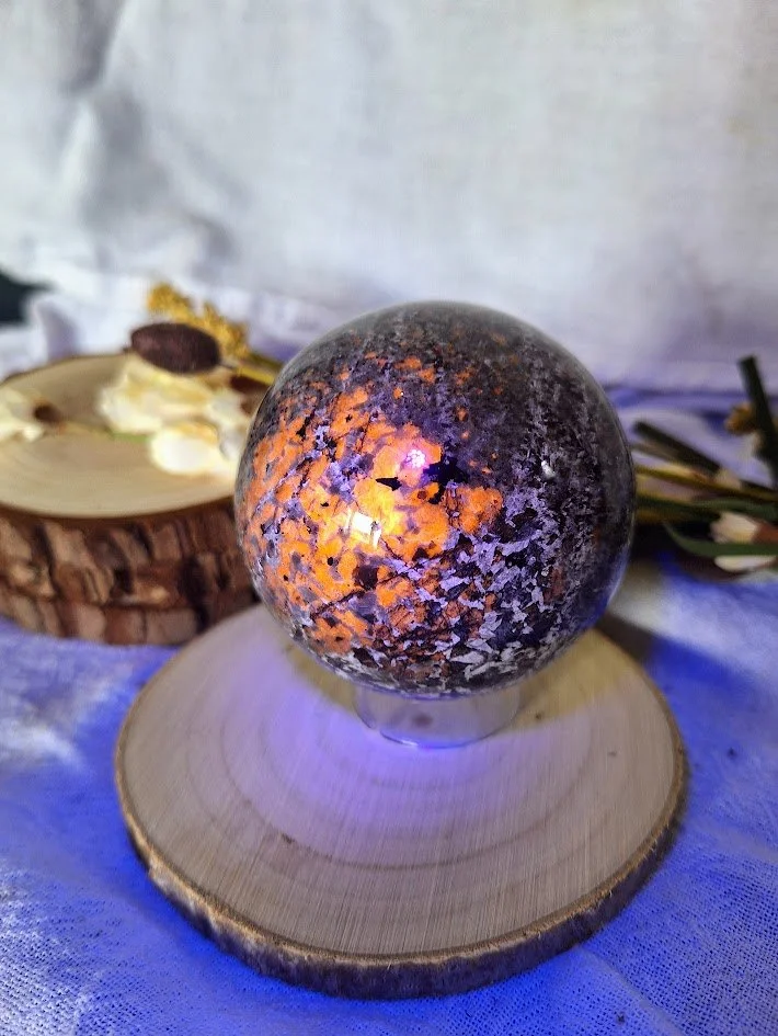 Yooperlite Large Sphere | UV Reactive | 65mm