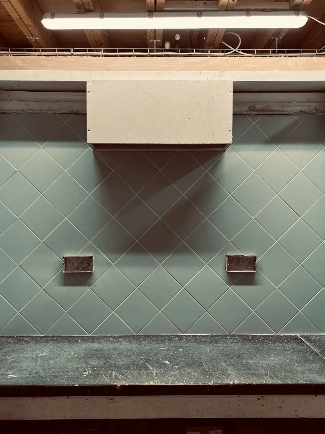 First diamond pattern kitchen bay done. 2.5 days from start to finish. Not a bad first attempt but definitely a few bits I&rsquo;d do better next time. 😎💪🏻