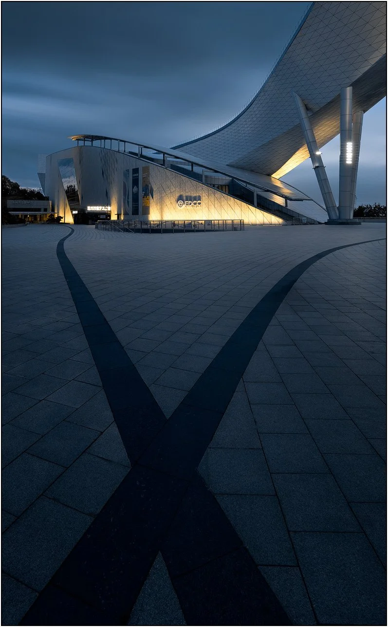 Suzhou Bay museum in China at night, with futuristic curved architecture and lighting.