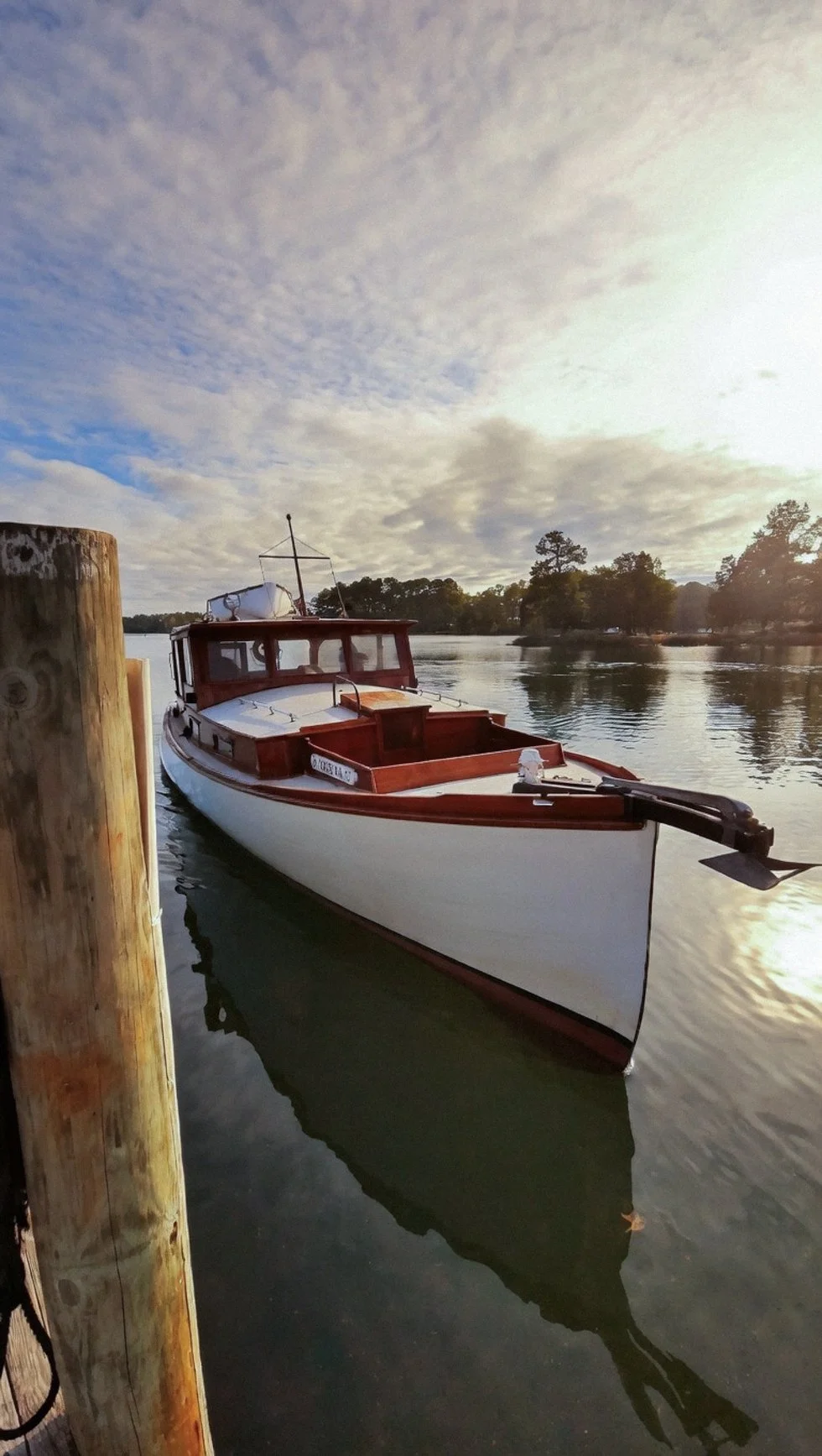 Restored 1929 Matthews 38ft vintage cruiser Vendée docked at a wooden marina near Yorktown Virginia