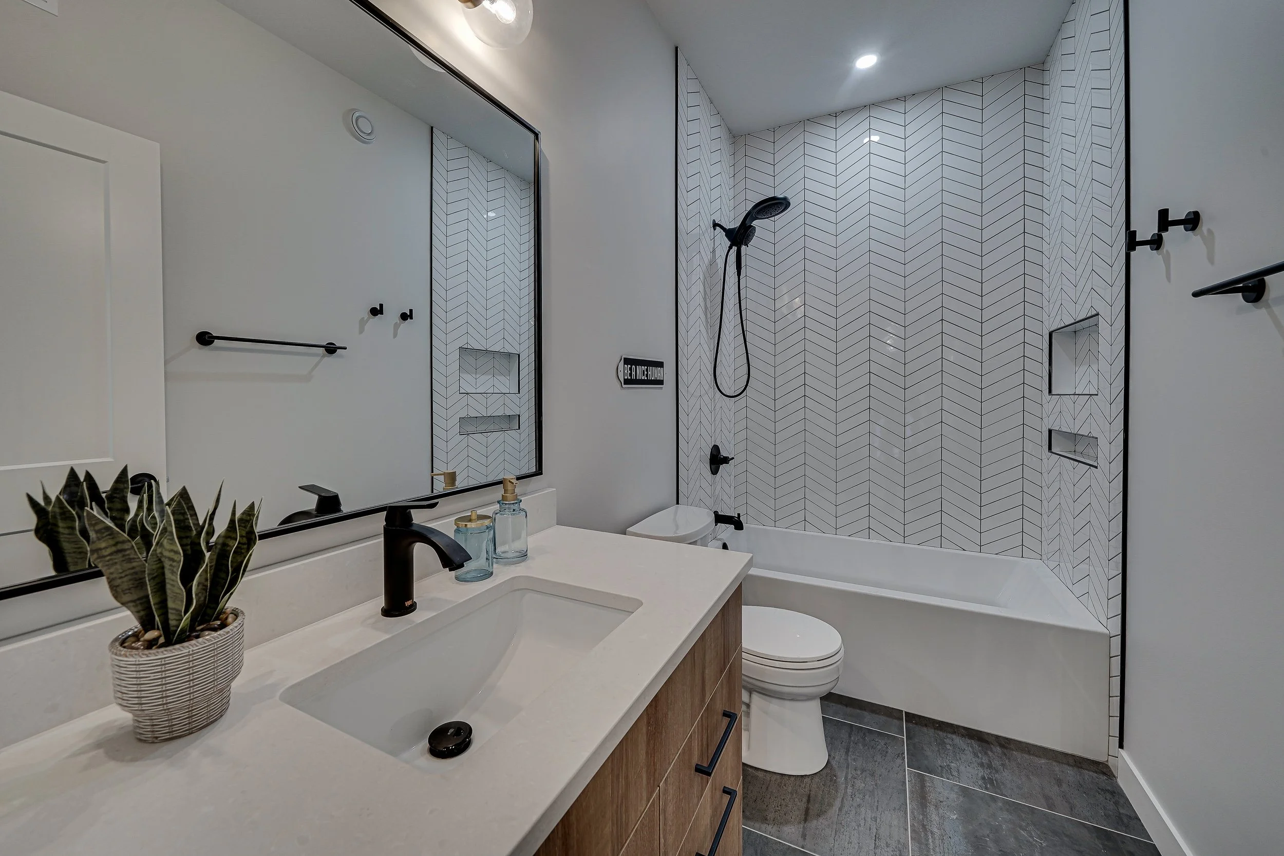 096-218 1st Street East-96.jpg