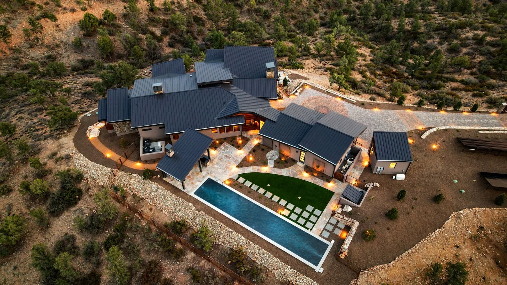 aerial view of residence with pool