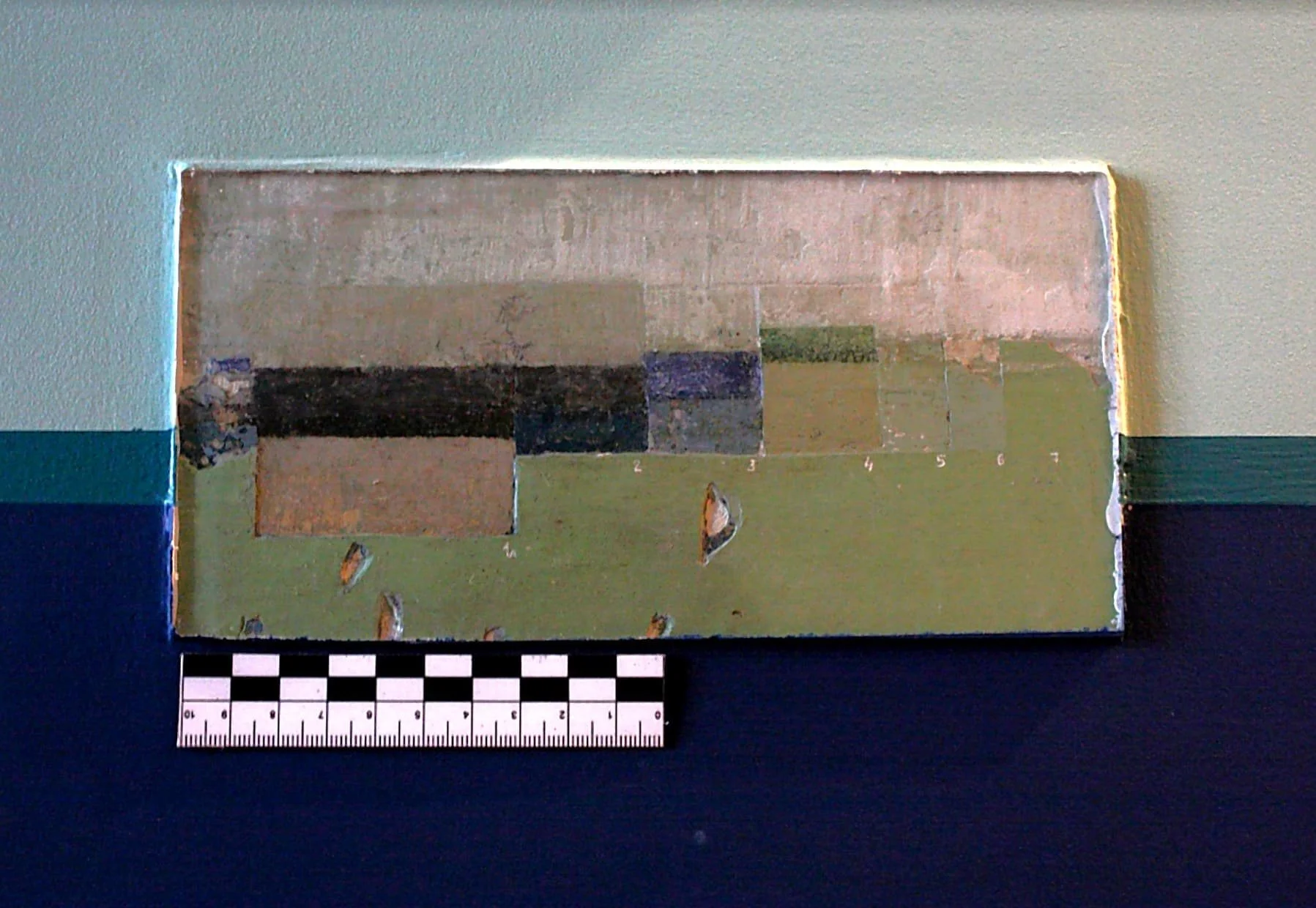 Revelado estratigráfico del recubrimiento decorativo en la Casa Politkatorzhan (1931). Realizado para arquitectos-diseñadores dedicados a la restauración de interiores históricos.