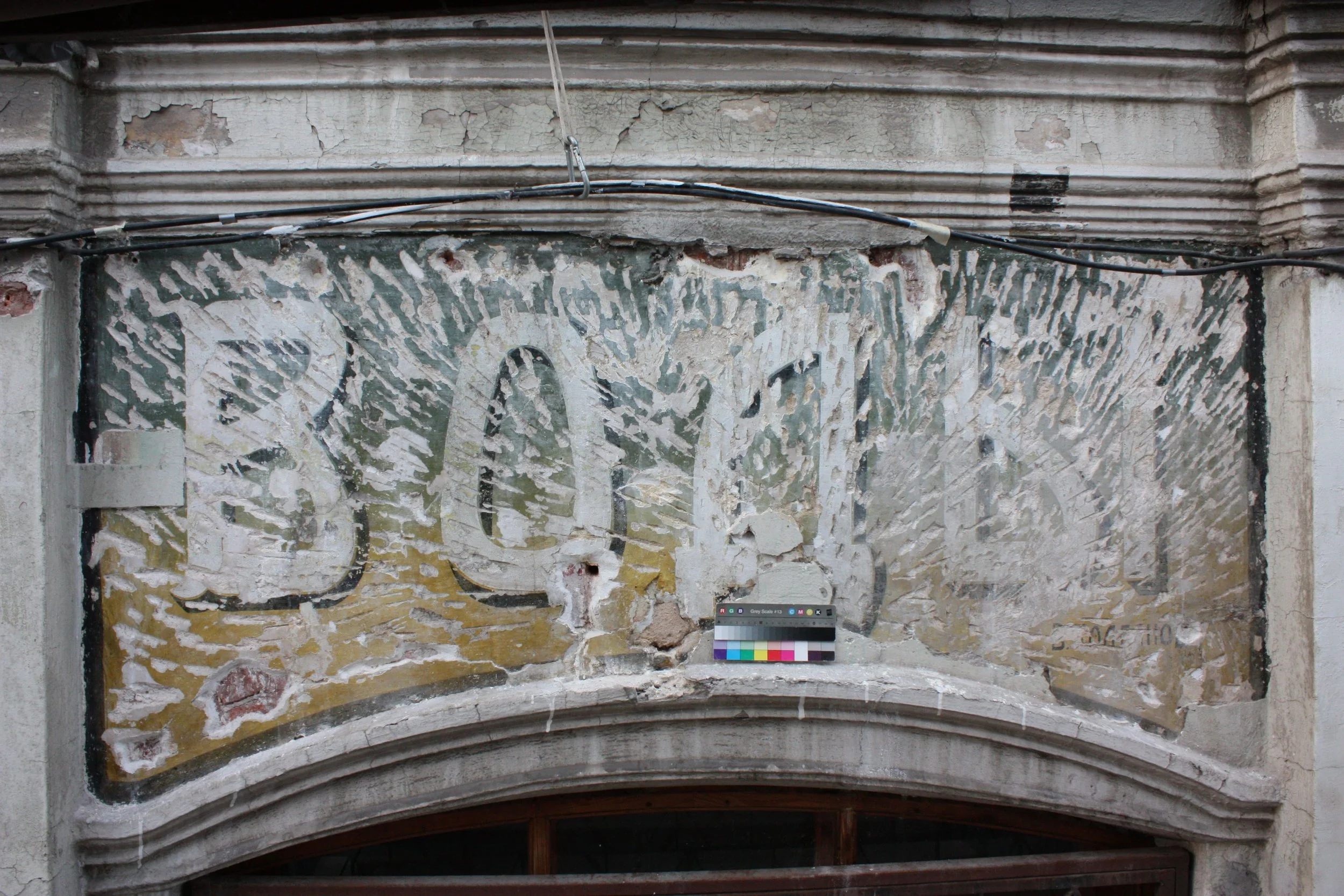 En proceso de restauración. Rótulo «Aguas», finales del siglo XIX, 80 × 120 cm. Óleo sobre enlucido de cal y arena.