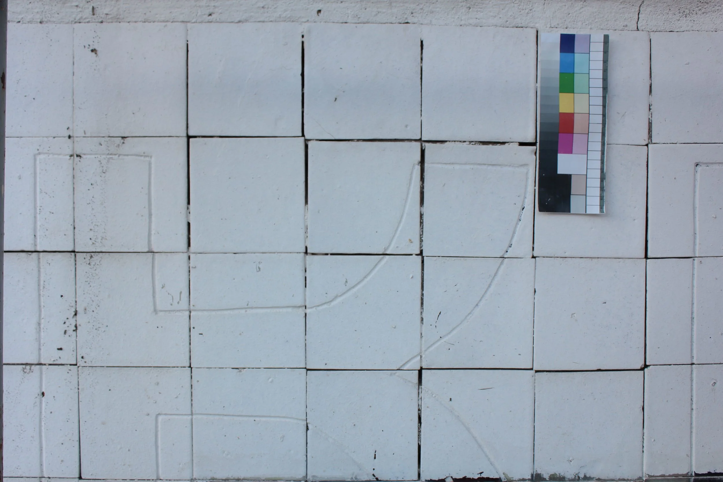 Antes de la restauración. Fragmento de un rótulo «Fábrica de cerámica y azulejos», años 1920–1930, Moscú, Kholodilny pereulok 3, edificio 2.