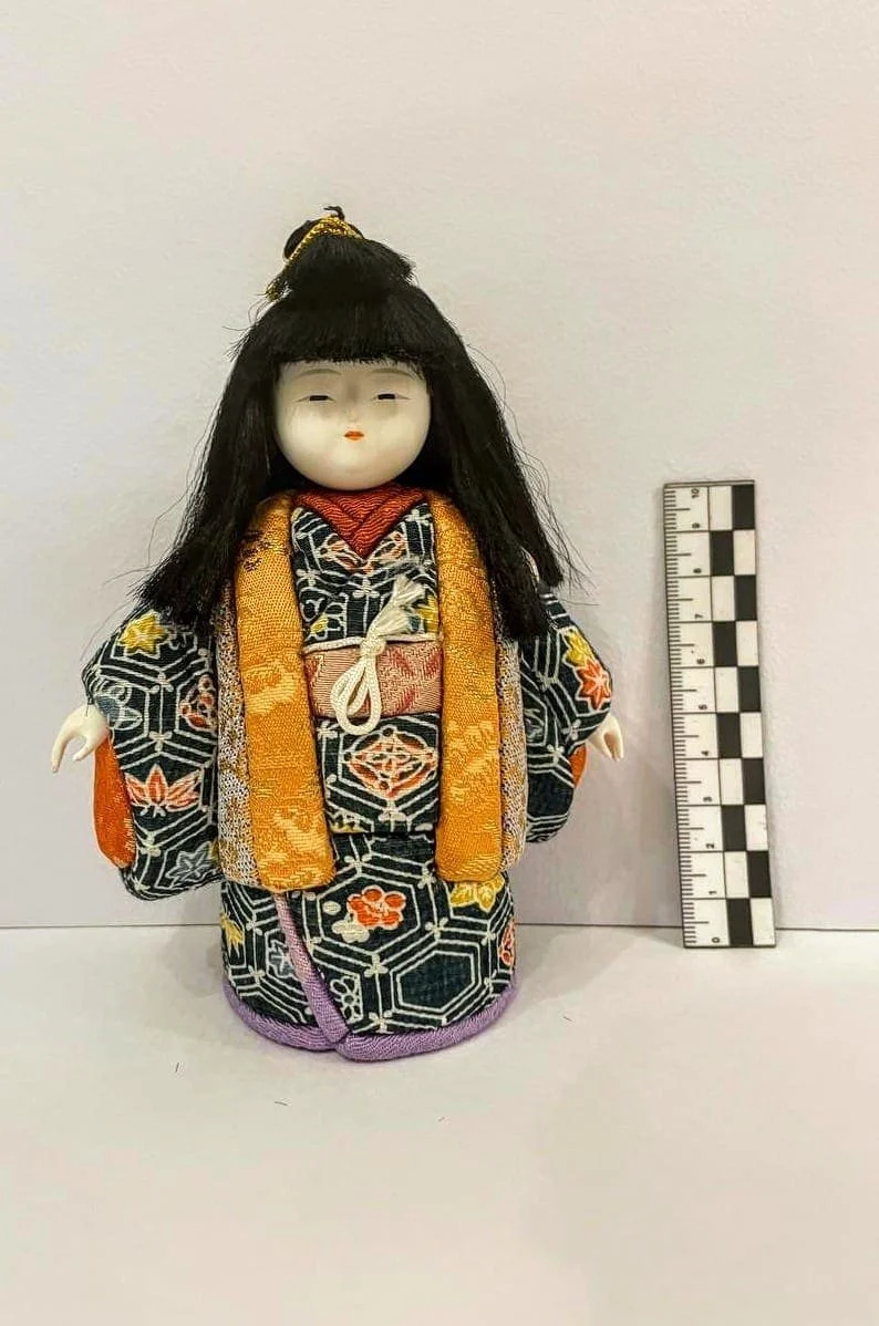 Después de la restauración. Muñeca «Kimekomi Ichimatsu», 15 × 12 cm, fines del siglo XX — comienzos del siglo XXI. Japón, colección privada.