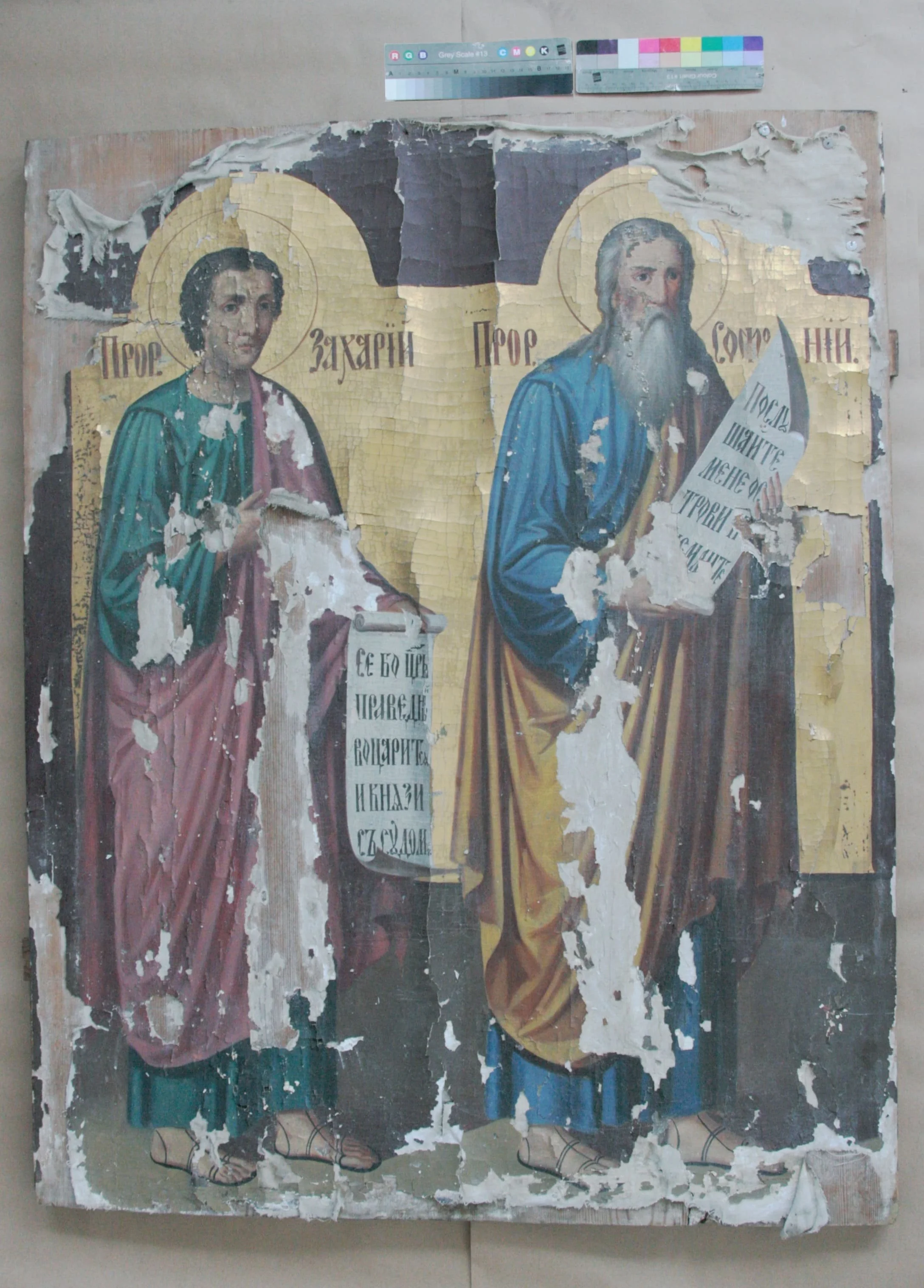 Antes de la restauración. Icono «Profeta Zacarías y profeta Sofonías», siglo XVIII, 117,5 × 92,5 × 3,4 cm. Iglesia de la Dormición de la Santísima Virgen María, pueblo Kostretsy, región de Tver.