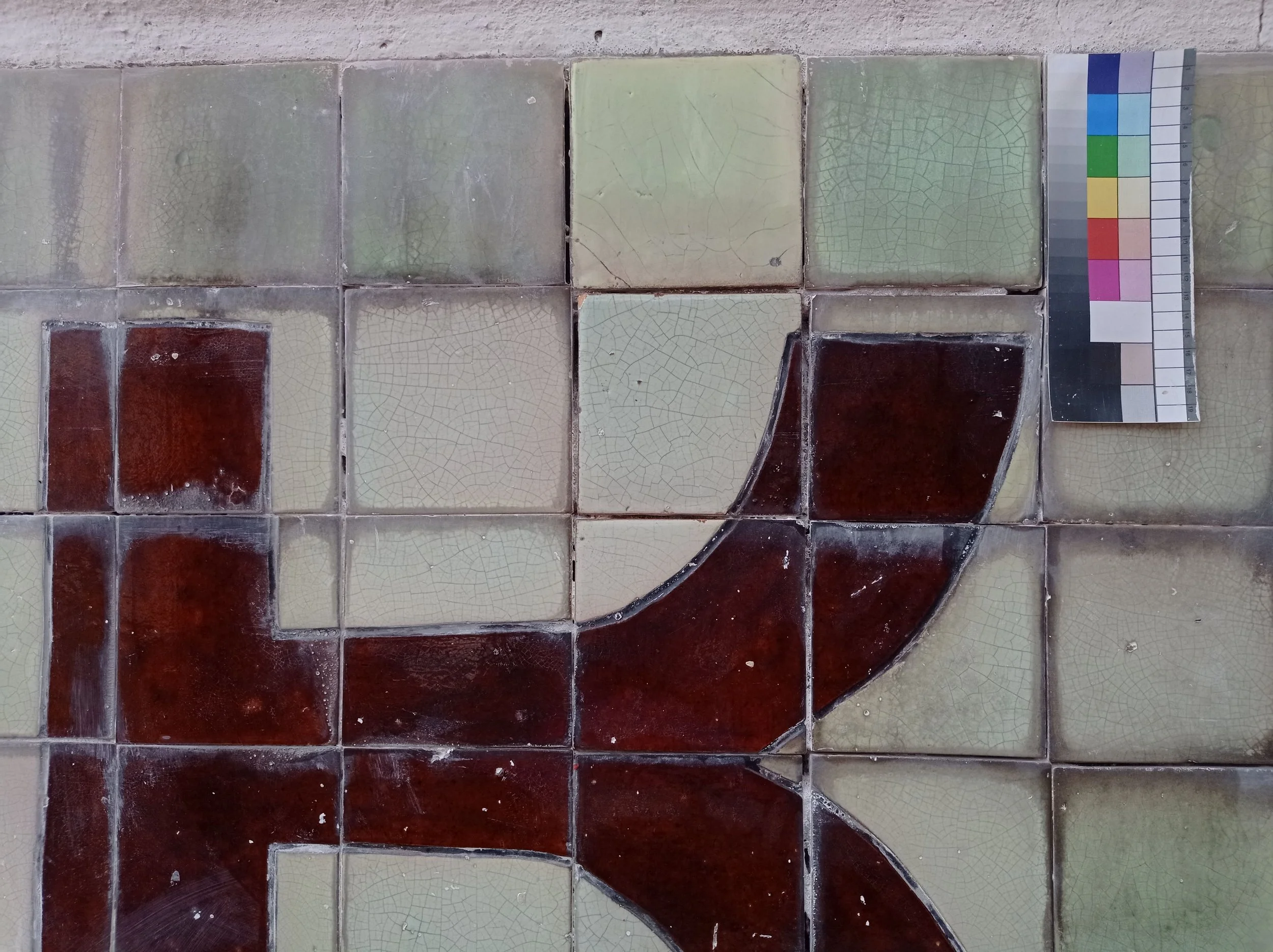 En proceso de restauración. Fragmento de un rótulo «Fábrica de cerámica y azulejos», años 1920–1930, Moscú, Kholodilny pereulok 3, edificio 2.