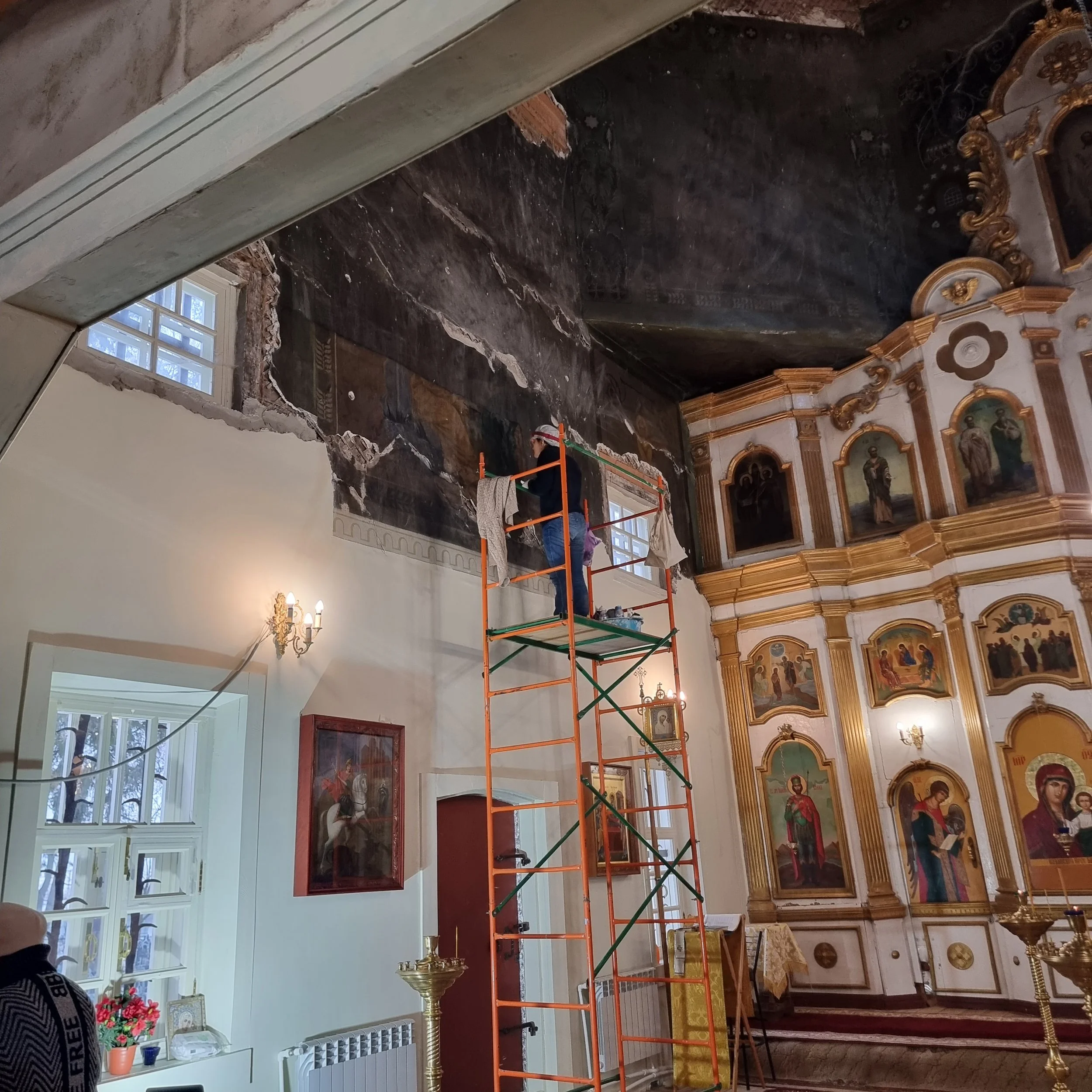 Restauración de pinturas monumentales en una iglesia. El restaurador limpia la pintura para eliminar la suciedad.
Restoration of monumental paintings in a church. The restorer is cleaning the paintings to remove dirt.
