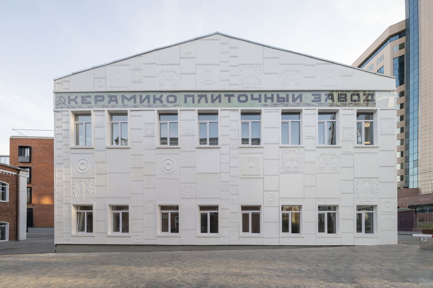 Después de la restauración. Rótulo «Fábrica de cerámica y azulejos», años 1920–1930, Moscú, Kholodilny pereulok 3, edificio 2.
