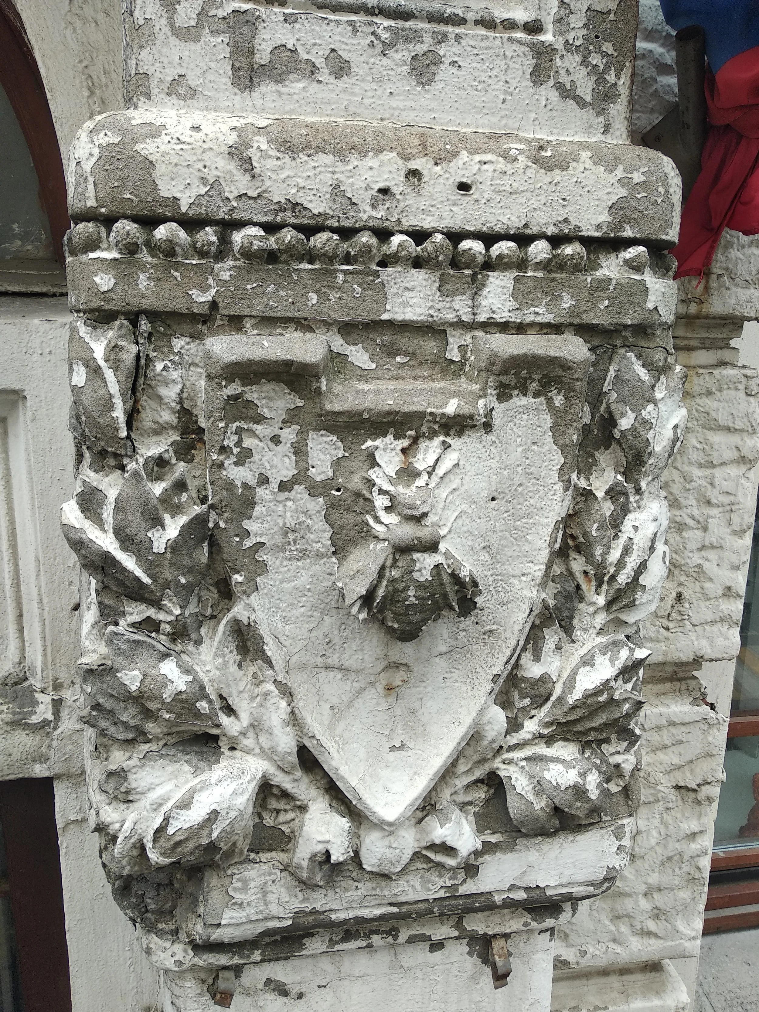 Antes de la restauración de moldura de terrazita del siglo XX en Moscú, Plotnikov pereulok 19/38, edificio 1