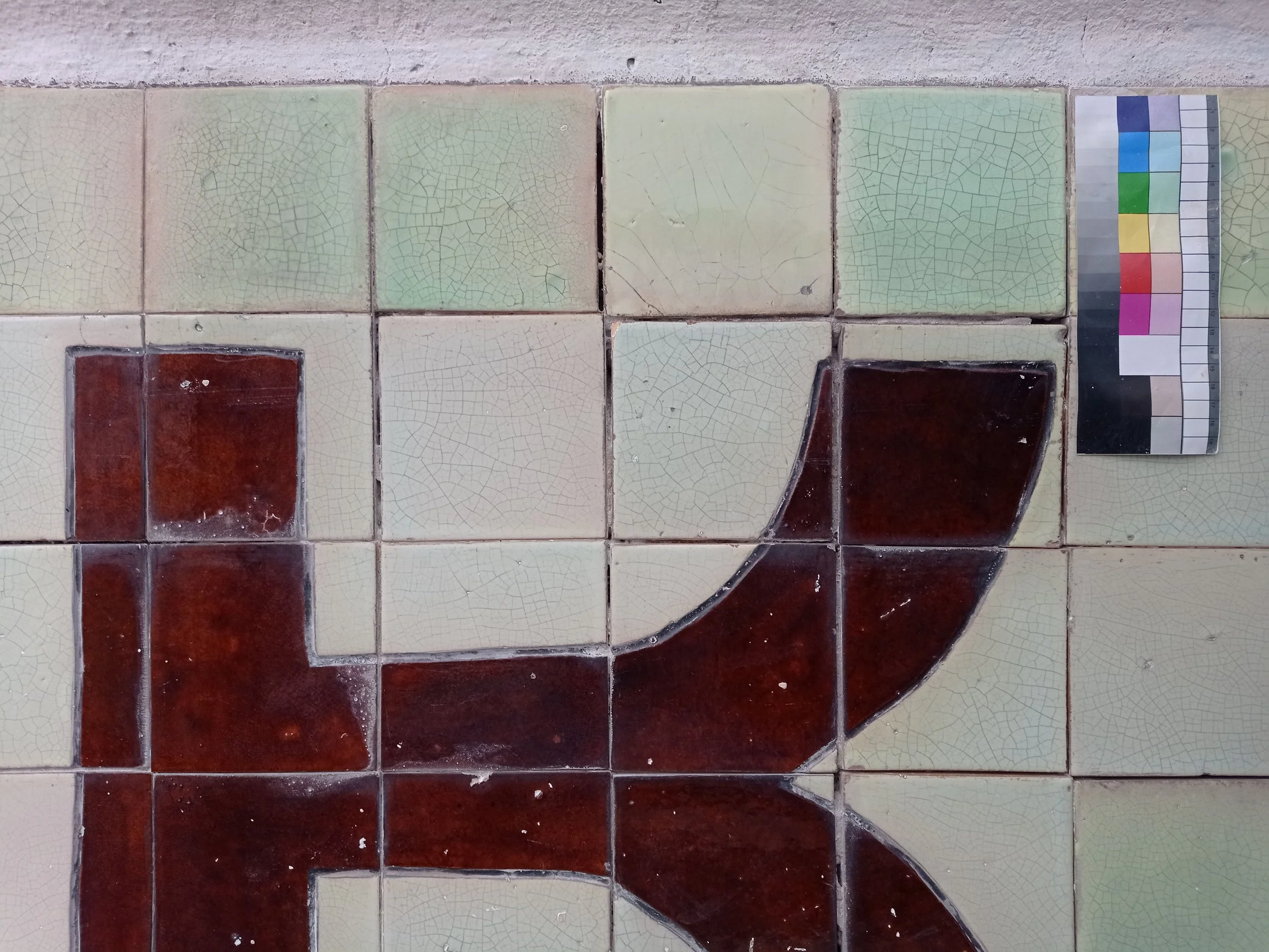 Después de la restauración. Fragmento de un rótulo «Fábrica de cerámica y azulejos», años 1920–1930, Moscú, Kholodilny pereulok 3, edificio 2.
