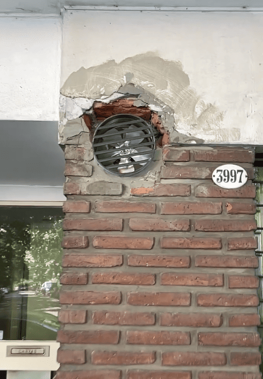 Antes de la restauración. Muro en Av. Jorge Newbery 3997, Buenos Aires.