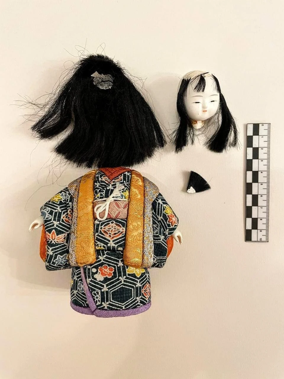 Antes de la restauración. Muñeca «Kimekomi Ichimatsu», 15 × 12 cm, fines del siglo XX — comienzos del siglo XXI. Japón, colección privada.