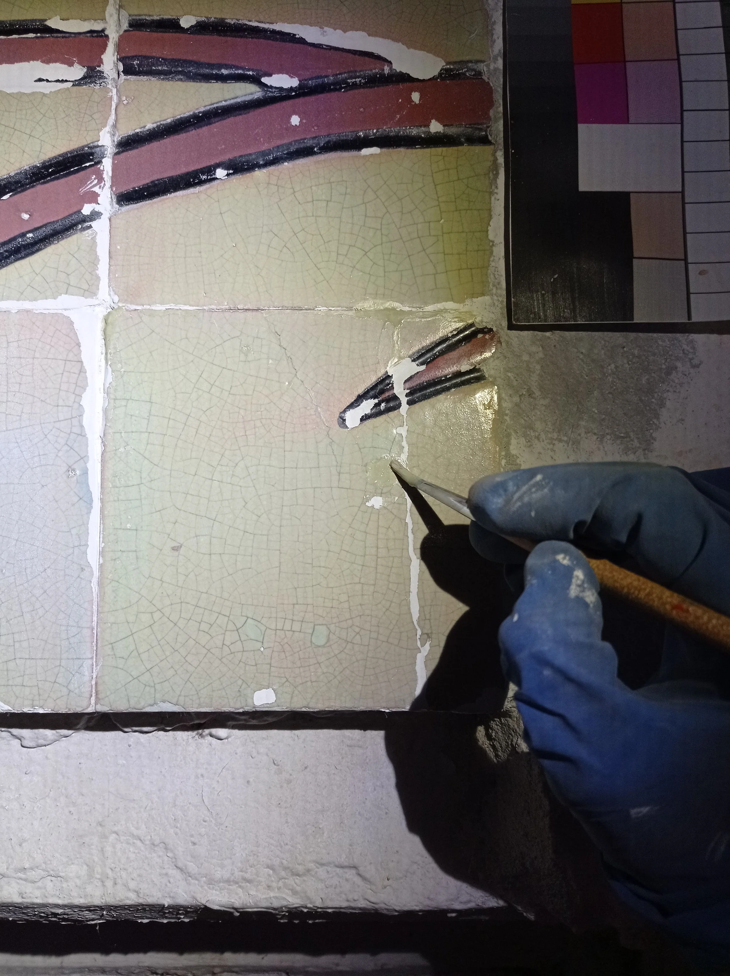 En proceso de restauración. Fragmento de un rótulo «Fábrica de cerámica y azulejos», años 1920–1930, Moscú, Kholodilny pereulok 3, edificio 2.