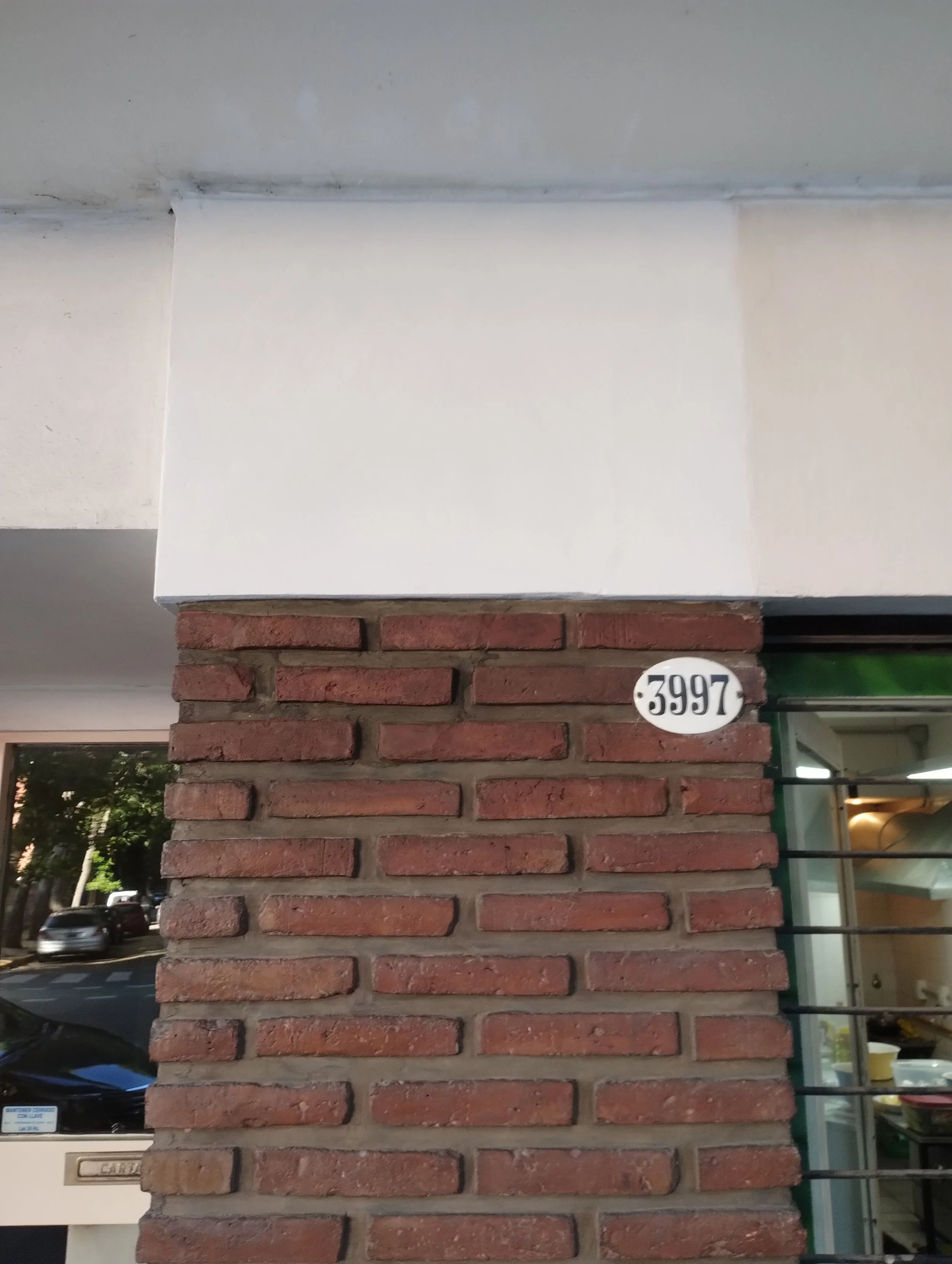 Después de la restauración. Muro en Av. Jorge Newbery 3997, Buenos Aires.
