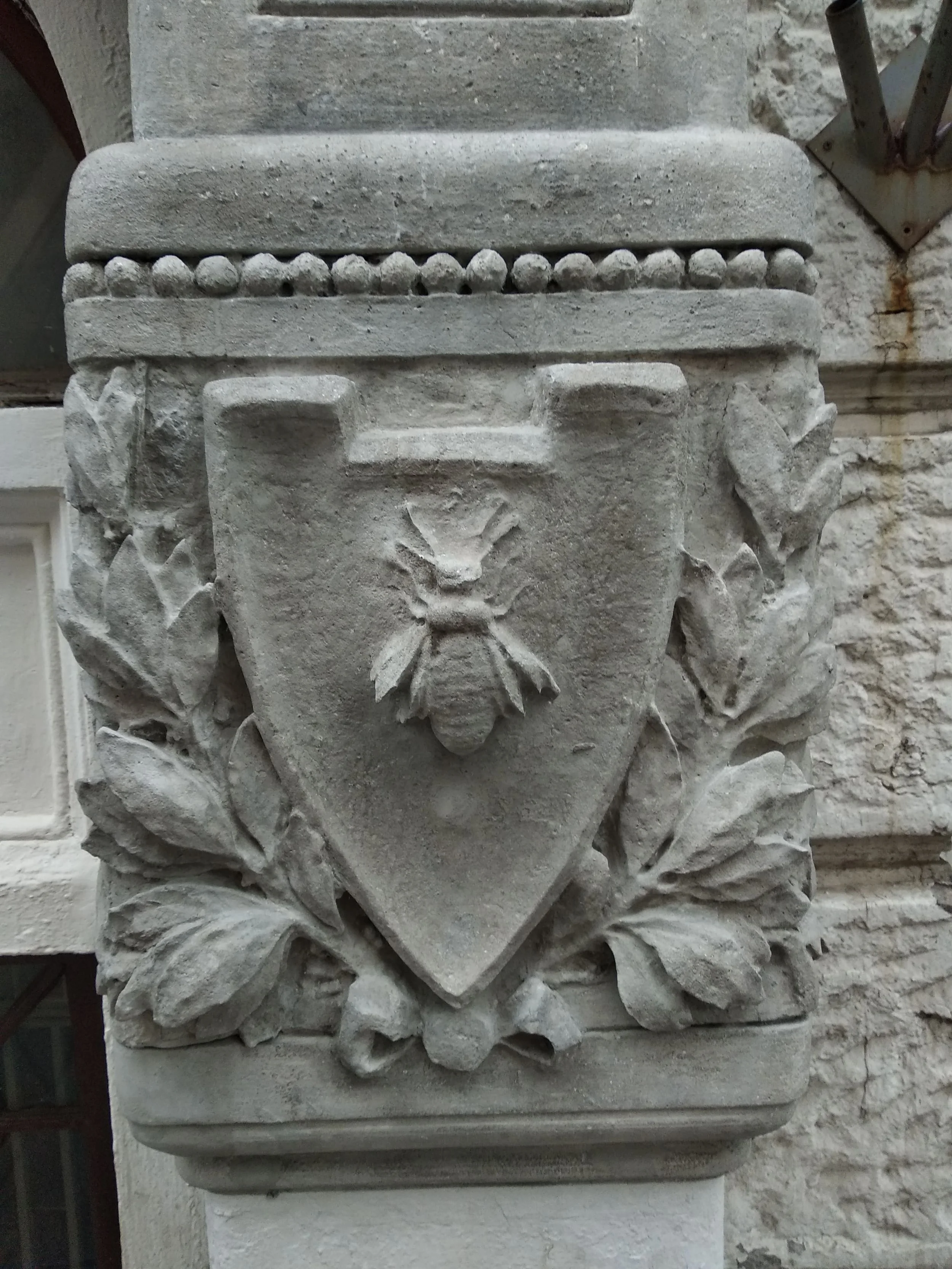 Después de la restauración de moldura de terrazita del siglo XX en Moscú, Plotnikov pereulok 19/38, edificio 1