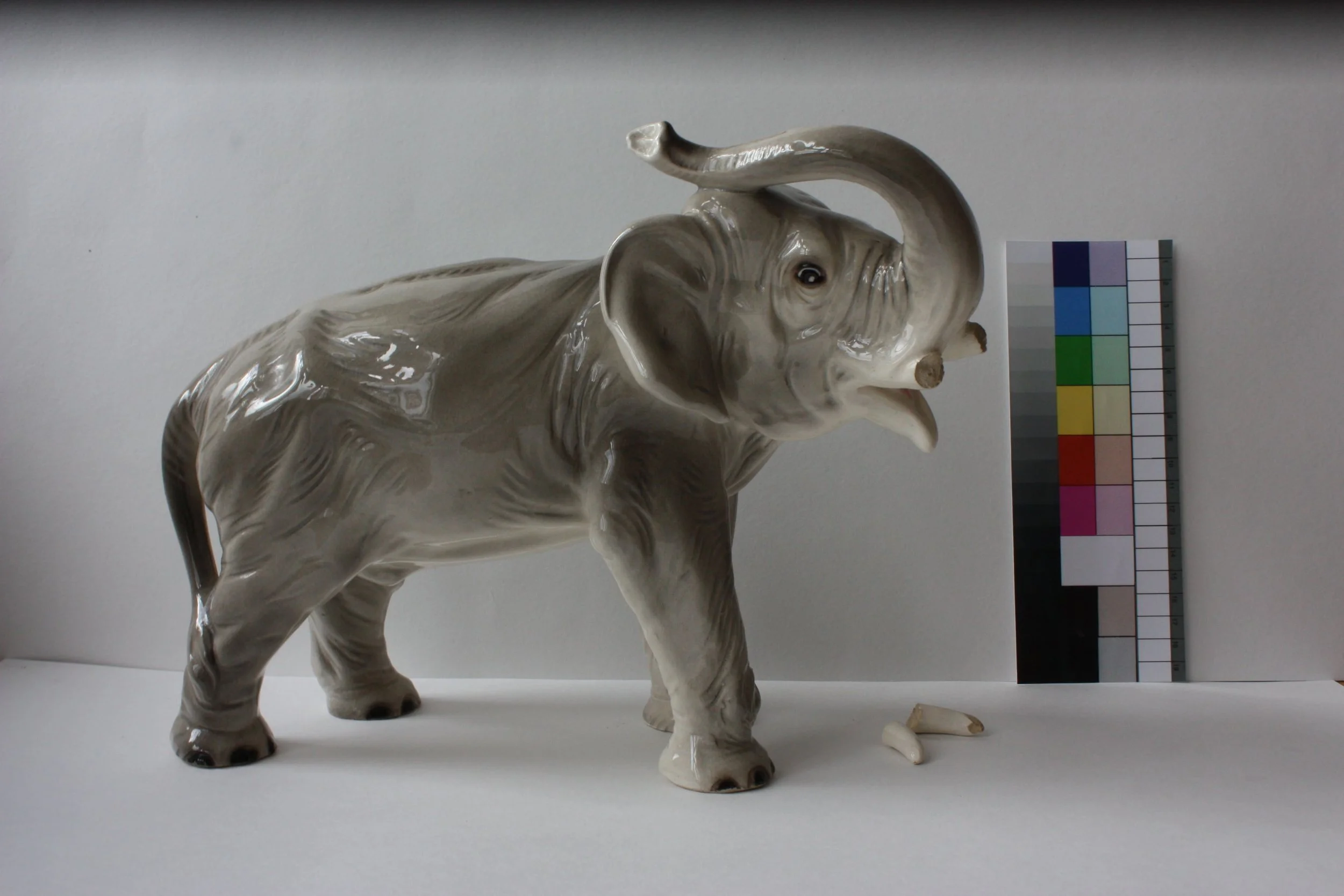 Antes de la restauración. Estatuilla «Elefante de la suerte», 20 × 24 cm, siglo XX, Alemania. Colección privada