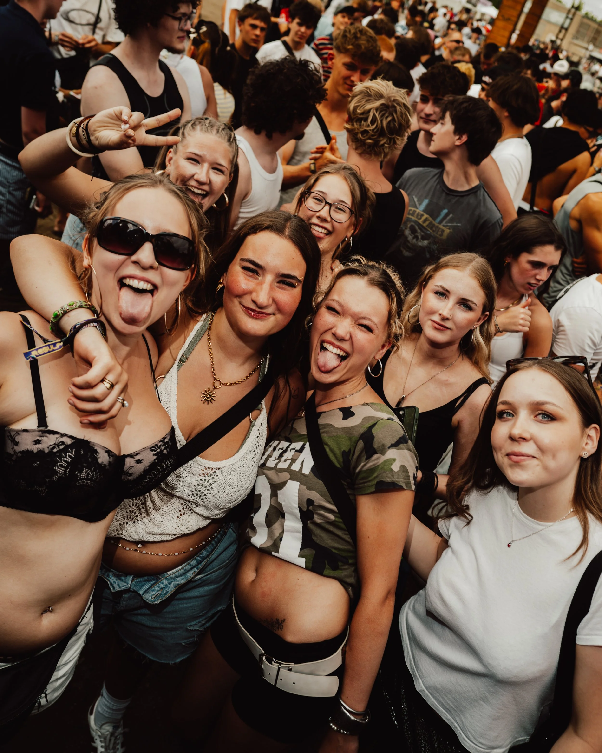 SPLASH_CROWD_BY_GOODGUYPAEZ1.jpg