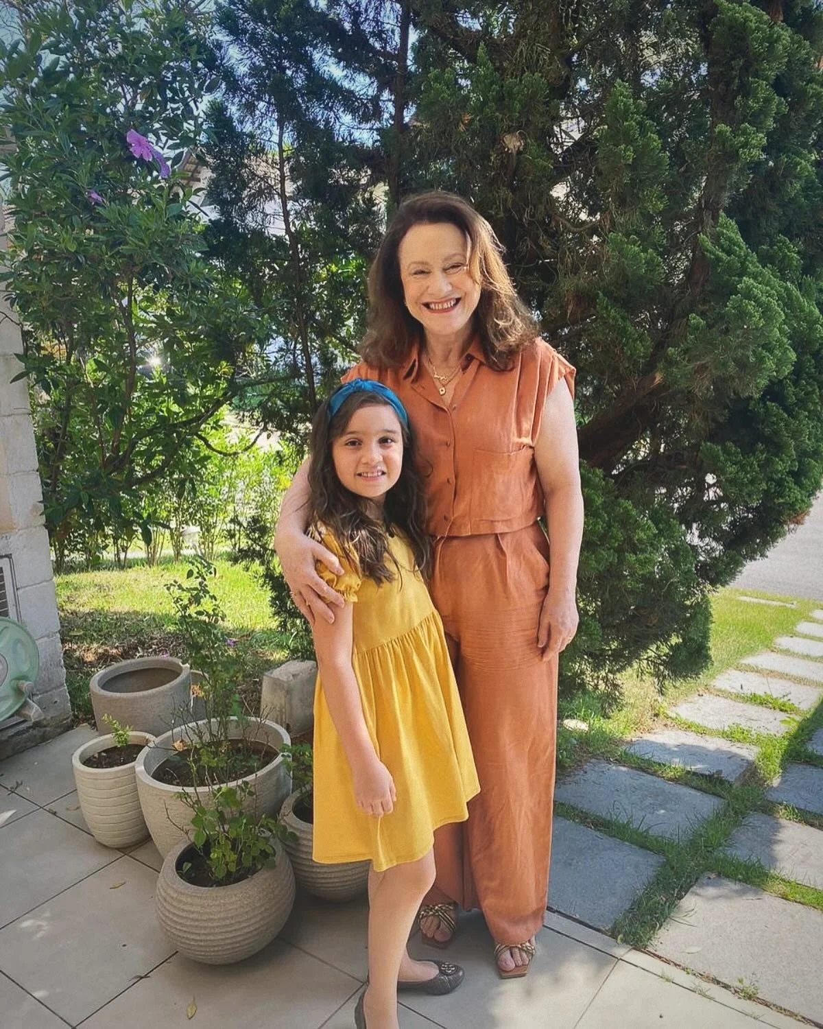 Essa foto &eacute; um retrato da minha hist&oacute;ria.
Nela, est&atilde;o duas das pessoas mais importantes da minha vida:
Minha m&atilde;e, que representa minhas ra&iacute;zes, meu passado cheio de aprendizados, valores e amor incondicional. 
💕
E 