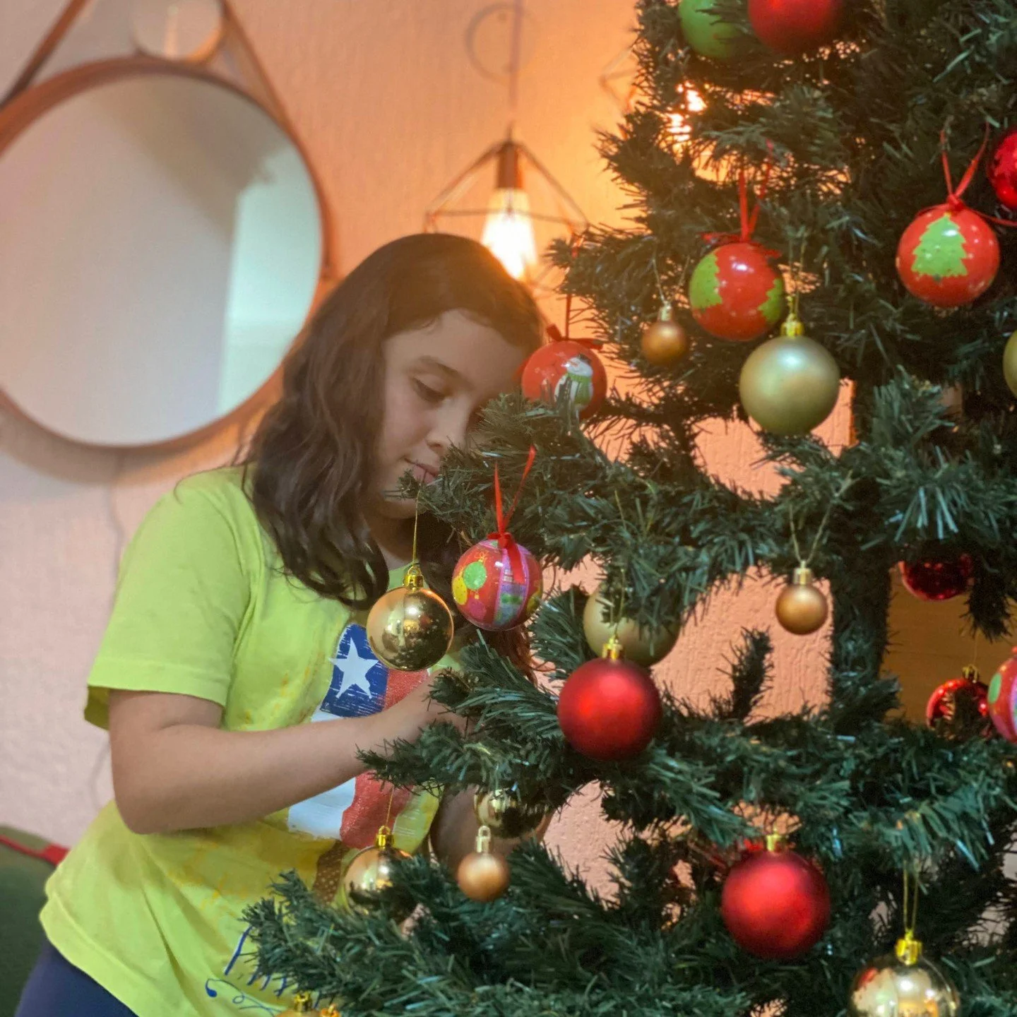 🎄✨ Enquanto a Isabella coloca cuidadosamente cada enfeite na &aacute;rvore, lembro-me de como o autismo molda lindamente a forma como ela interage com o mundo. Cada detalhe importa para ela, cada pe&ccedil;a tem o seu lugar&mdash;assim como na nossa