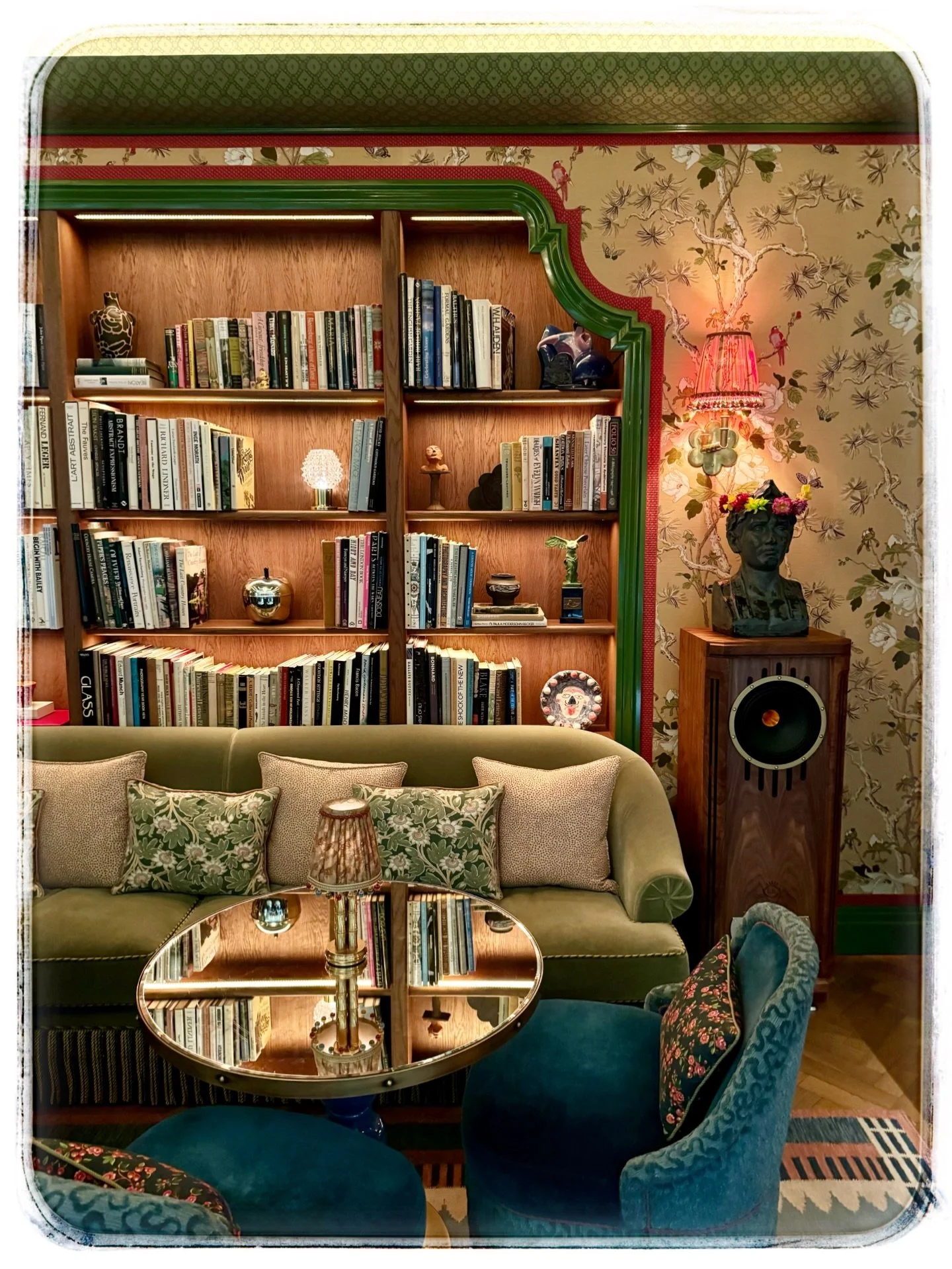 A cosy, stylish and slightly quirky corner at this gorgeous boutique hotel, tucked into the heart of SoHo, London. Designed by renowned interior designer@martinbrudnizki these amazing interiors feel like &lsquo;art brought to life&rsquo;. 

The vibe 