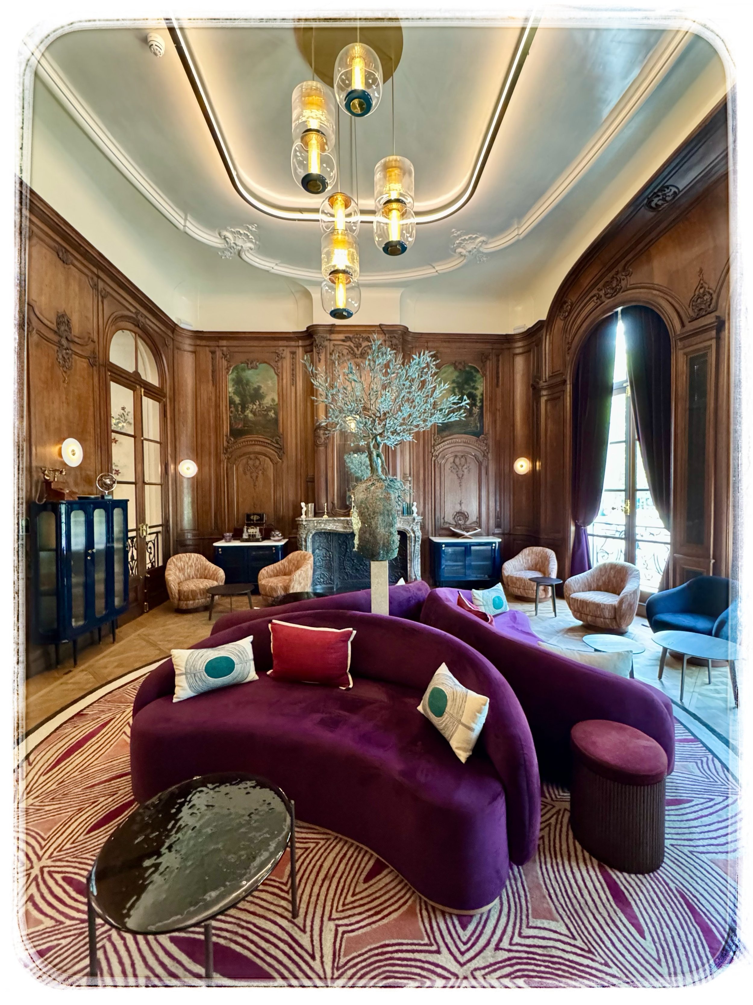 Sometimes a hotel stays with you long after you&rsquo;ve left.

@faubourg21.hotel in Brussels is one of those places for me. Small, intimate and located in two beautifully restored, historic mid-19th century townhouses - it feels like a quiet, secret