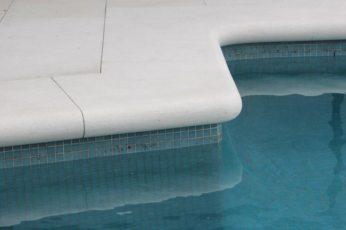 The edge where stone meets water.
Precision-cut coping, shaped to last a lifetime.