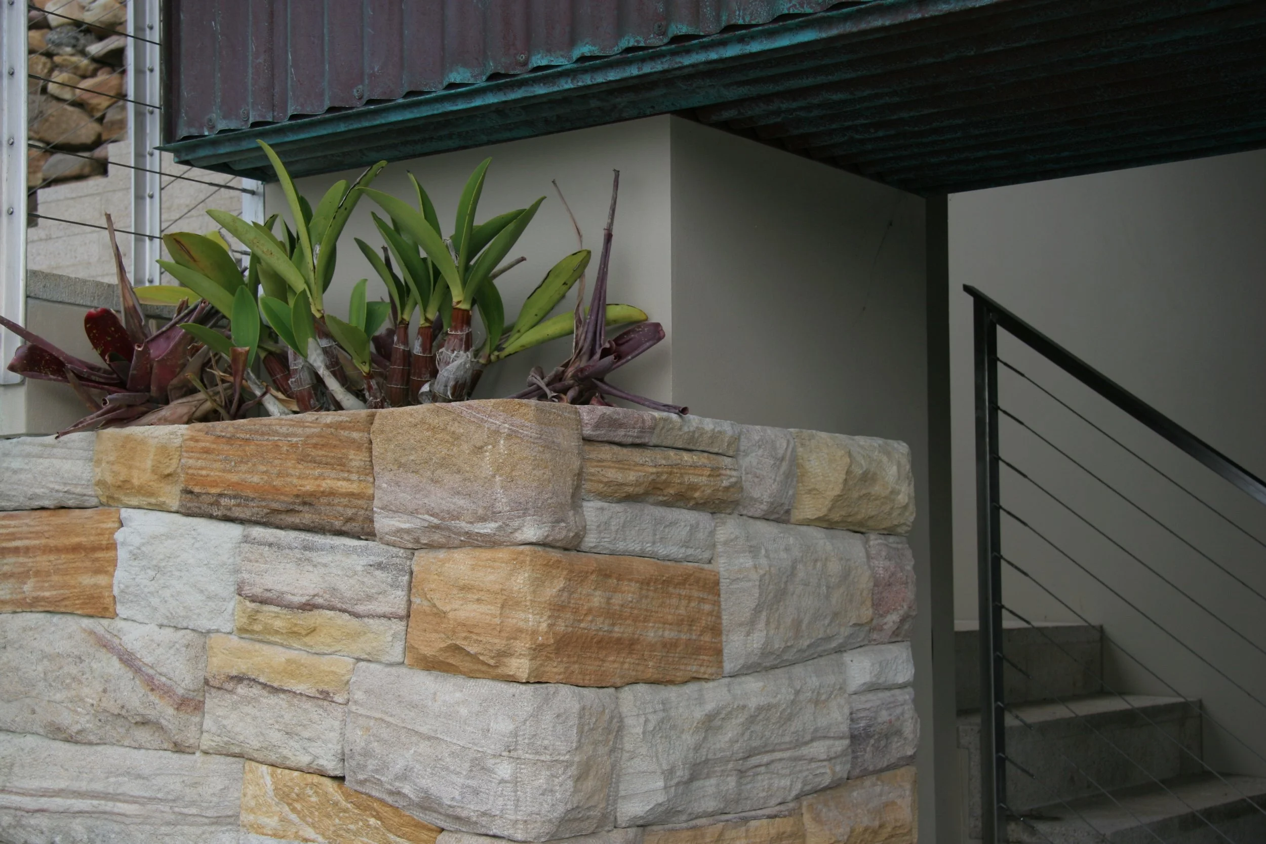Stone-clad pillars incorporating planted retaining pockets