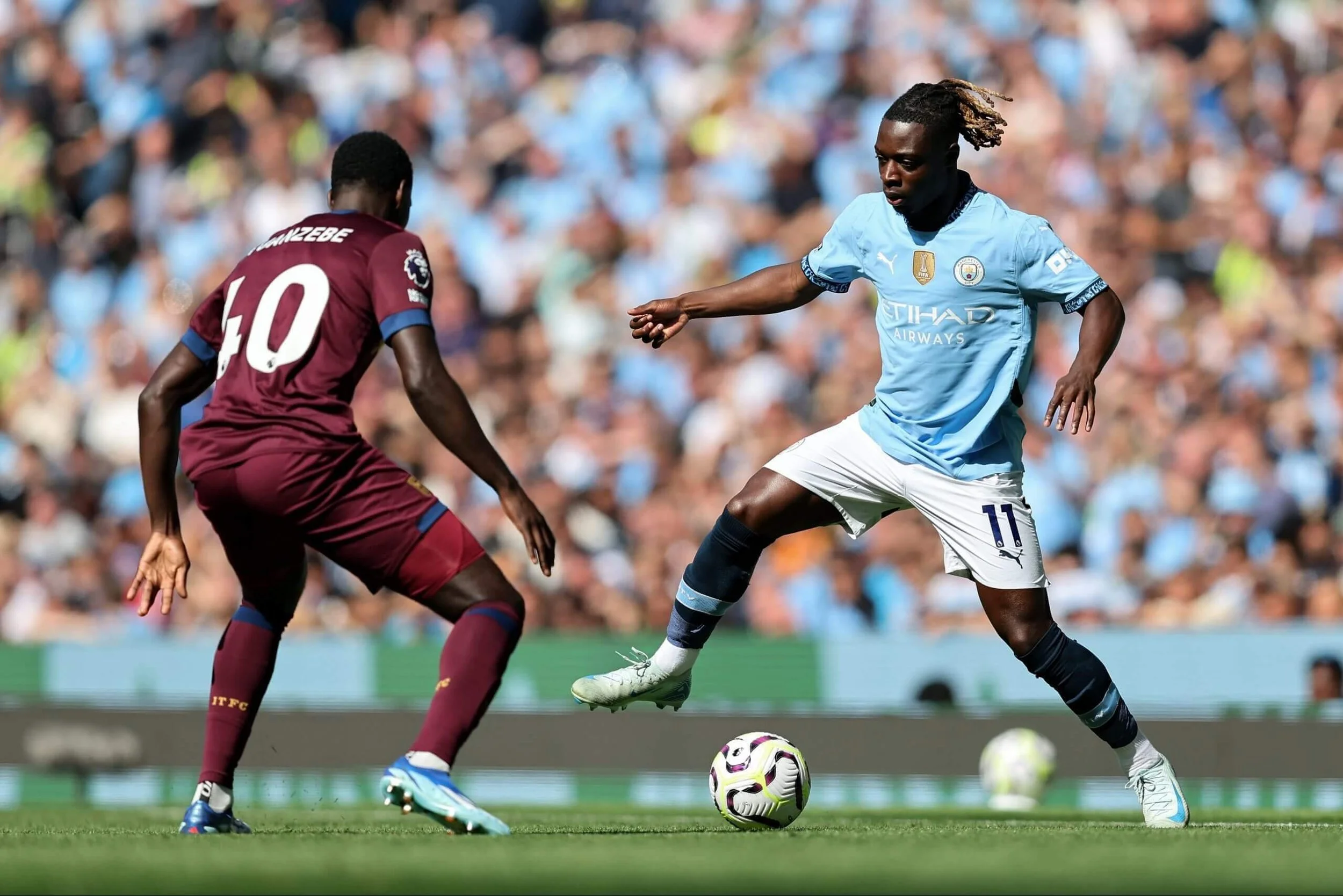 The Art of 1v1 Dribbling: How to Beat a Defender with Skill, Not Just Speed