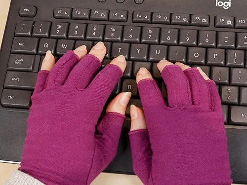 compressiongloves_typing.jpg