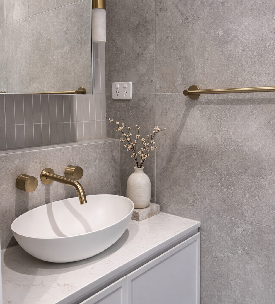 Minimalist%2Bbathroom%2Bwith%2Bbrass%2Baccents%2B%25281%2529.png