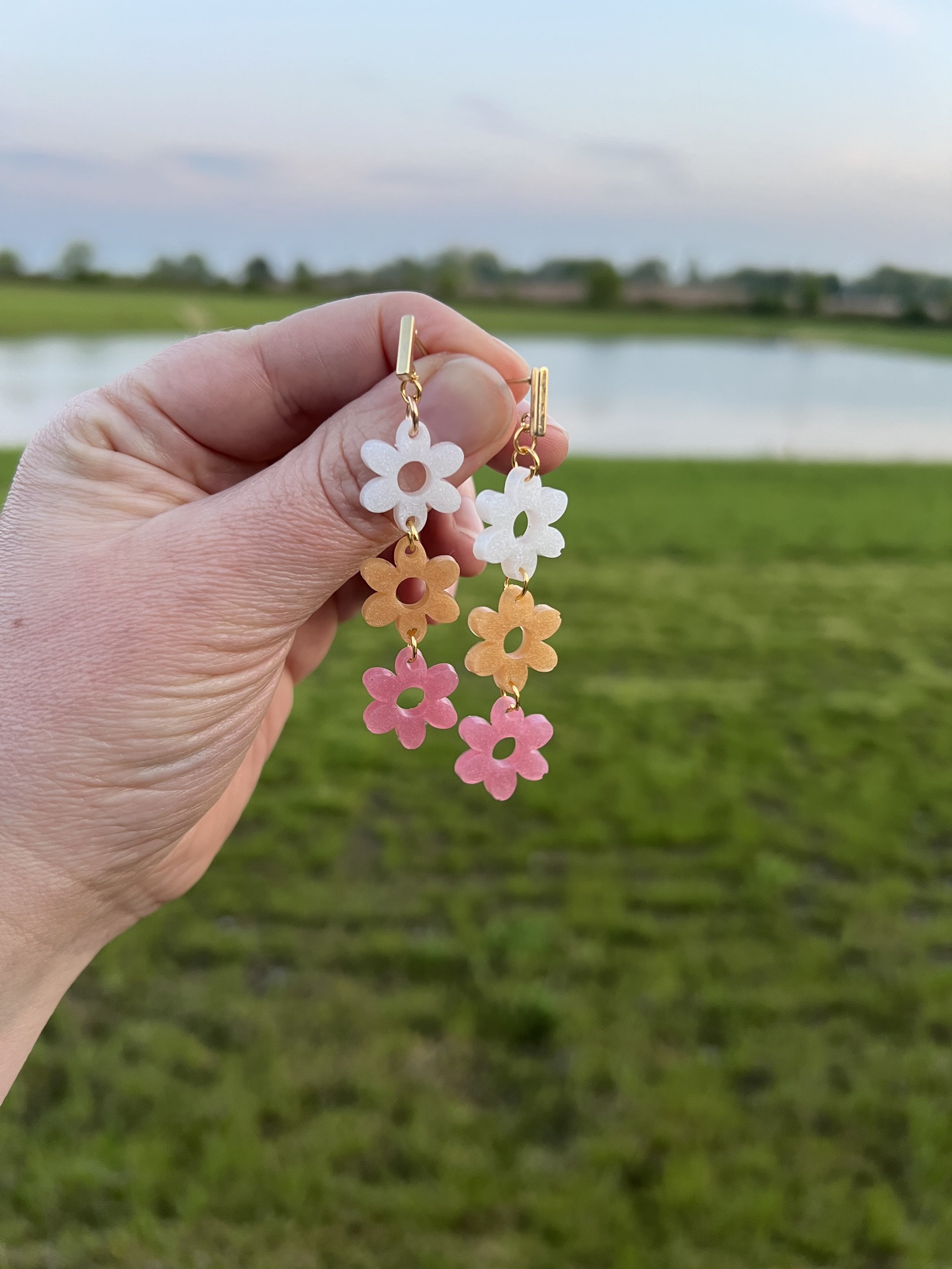 Cheerful Daisies Dangle 1