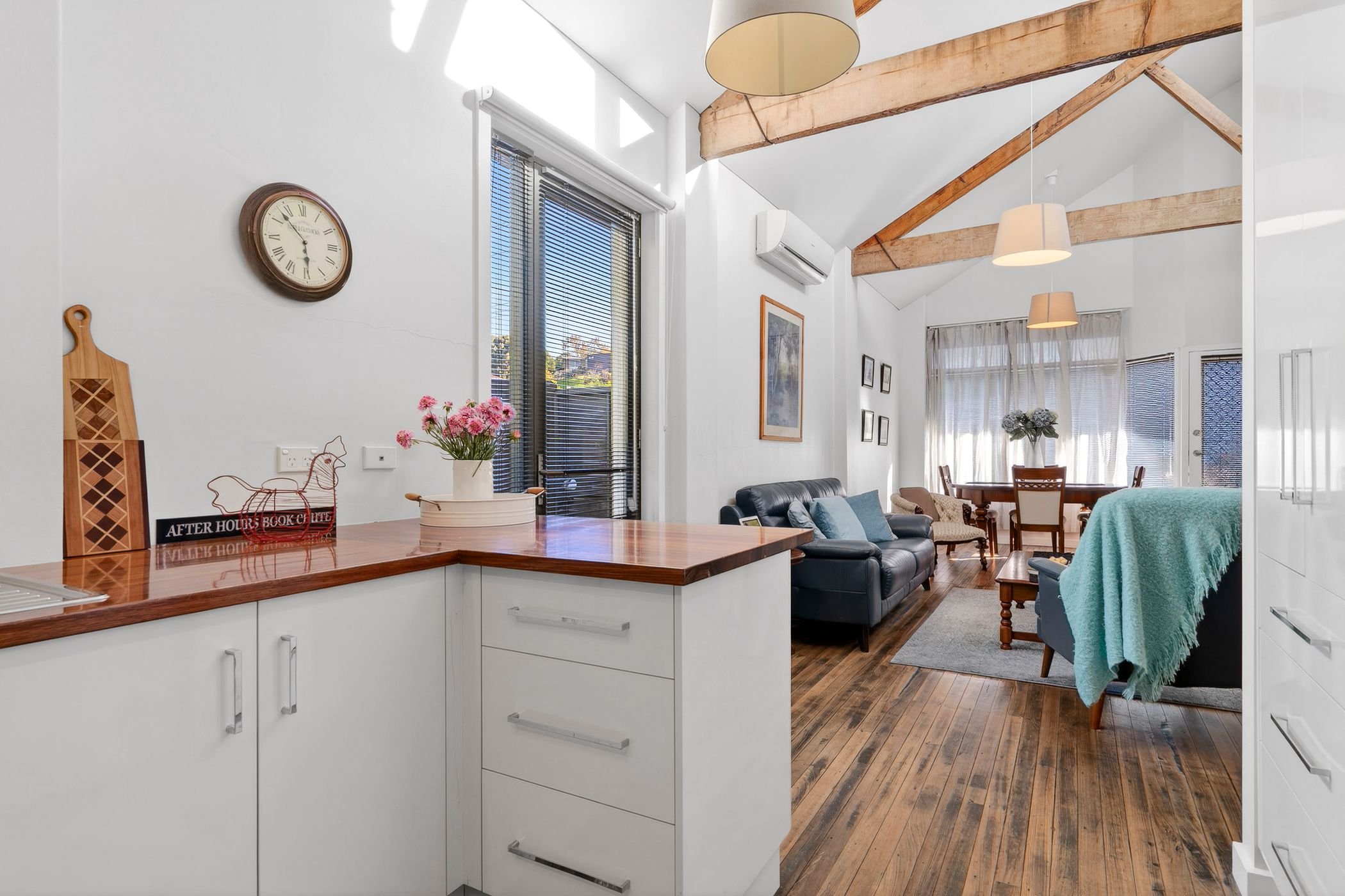 timboon-toybox-lounge-view-to-kitchen.jpg.jpg