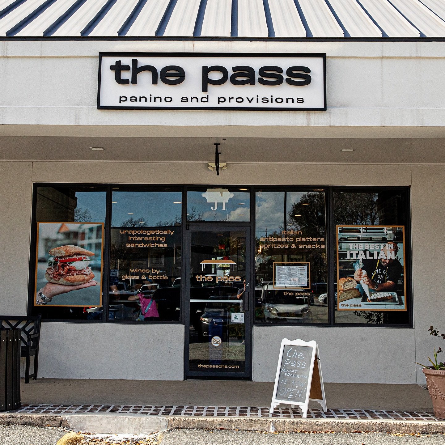 Making weekend plans doesn&rsquo;t have to be complicated 👀

All you really need is a great sandwich, better company, and a place to relax for a bit

It&rsquo;s a great thing we&rsquo;ve got all three 😎 Rain or shine, we&rsquo;ve got you covered. A
