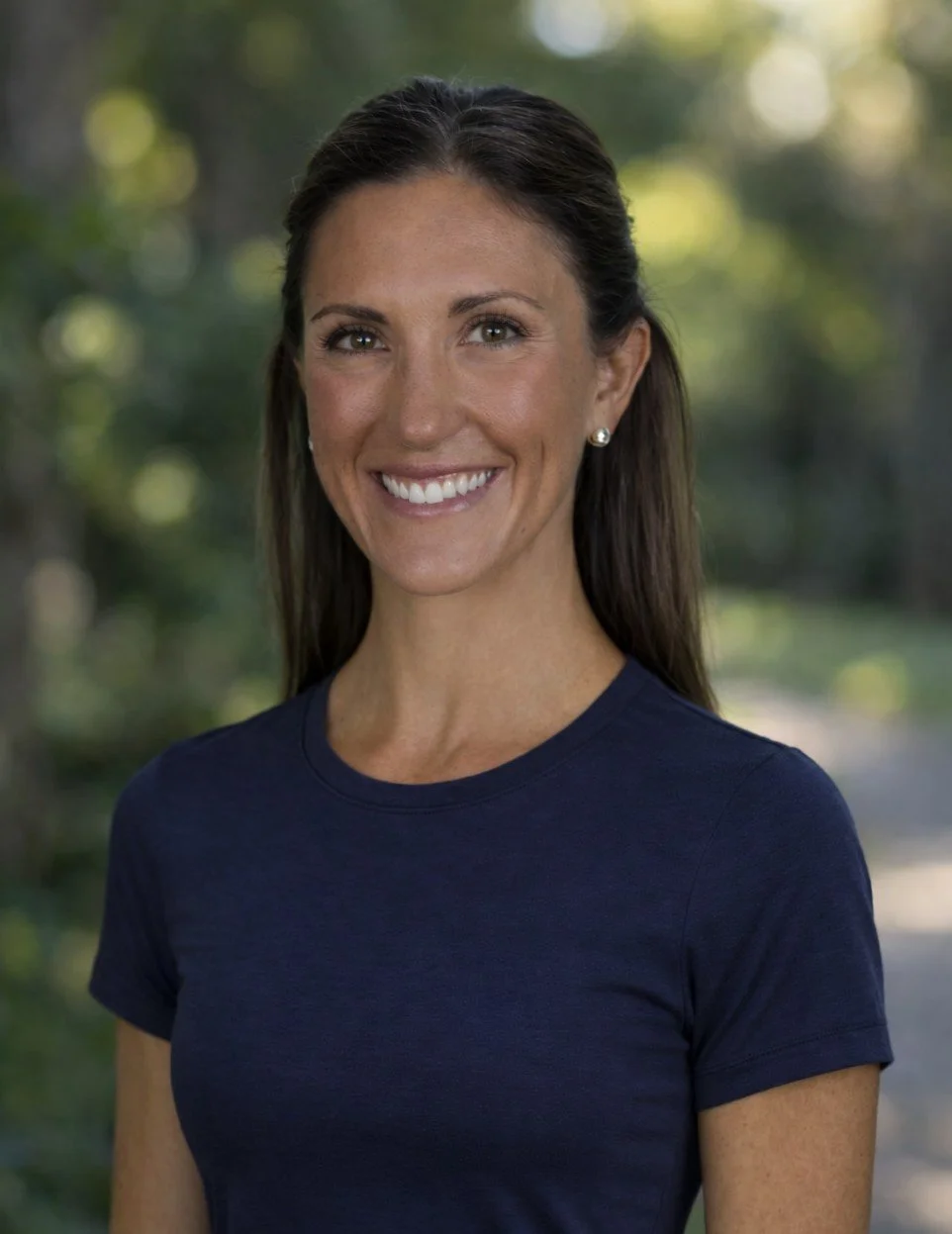 An orthopedic physical therapist specializing in return to run, injury prevention, integrative health, women's health.