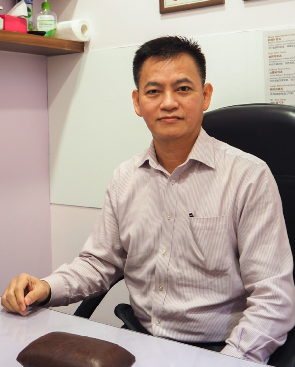 A headshot of Senior Physician Leow Choon Chye, senior physician at Time Enterprise TCM, specialising in orthopedic recovery and pain management.