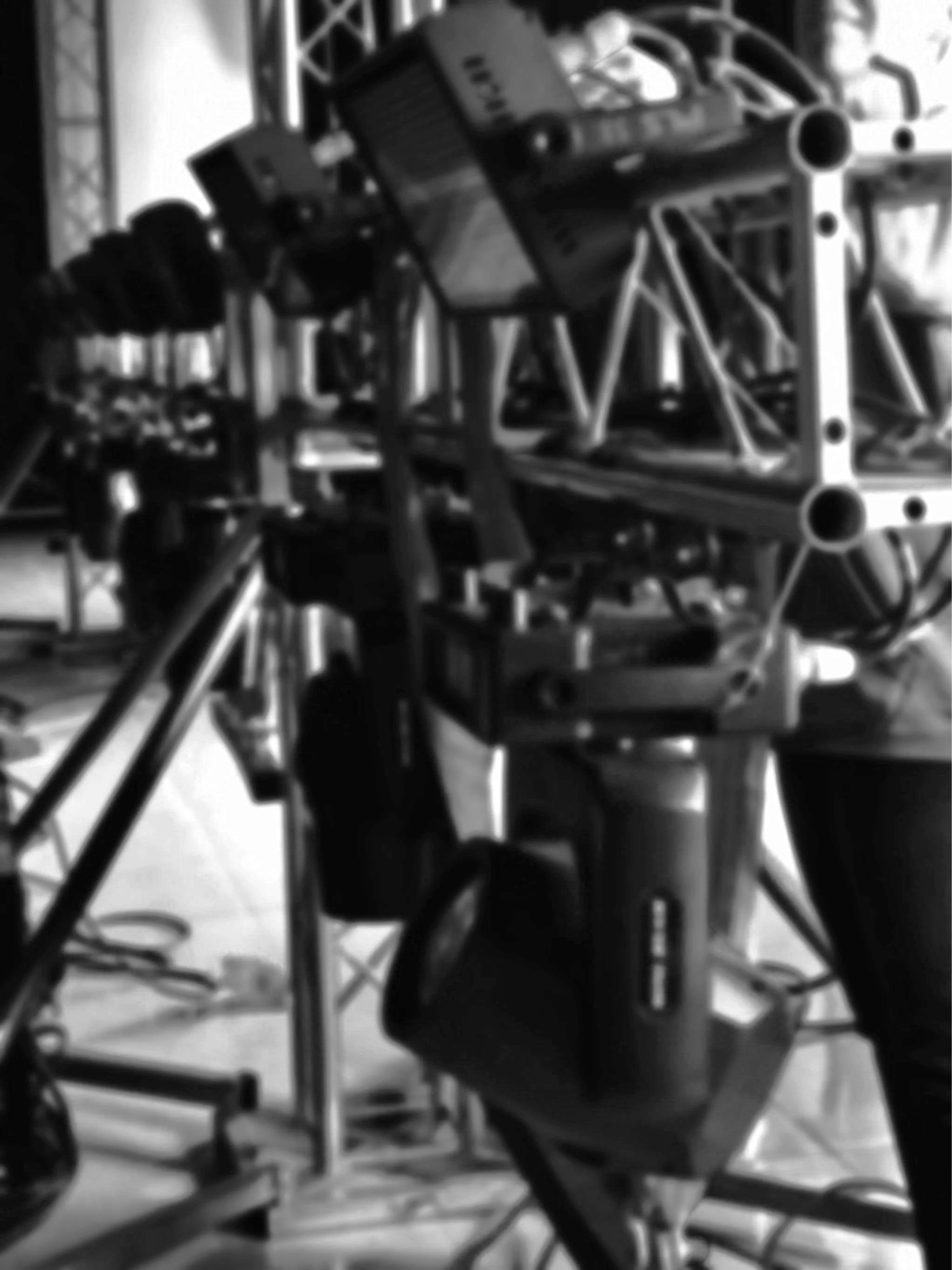 Equipo de filmación de cine con cámaras, soportes, luces y accesorios en un set de grabación.