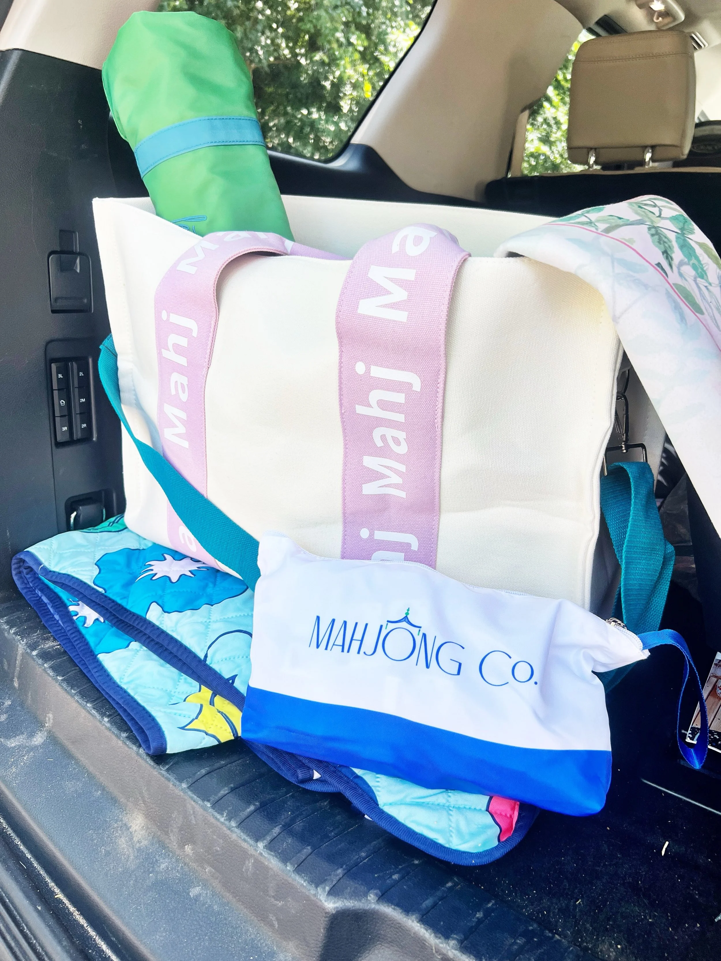 🌟Today is school orientation for my FIRST GRADER 😮 🤯 

🩷 While packing up the back to school necessities, taking stock of the after school activities and extracurricular supplies this week, I made myself my own Back to School supply bag- meet the