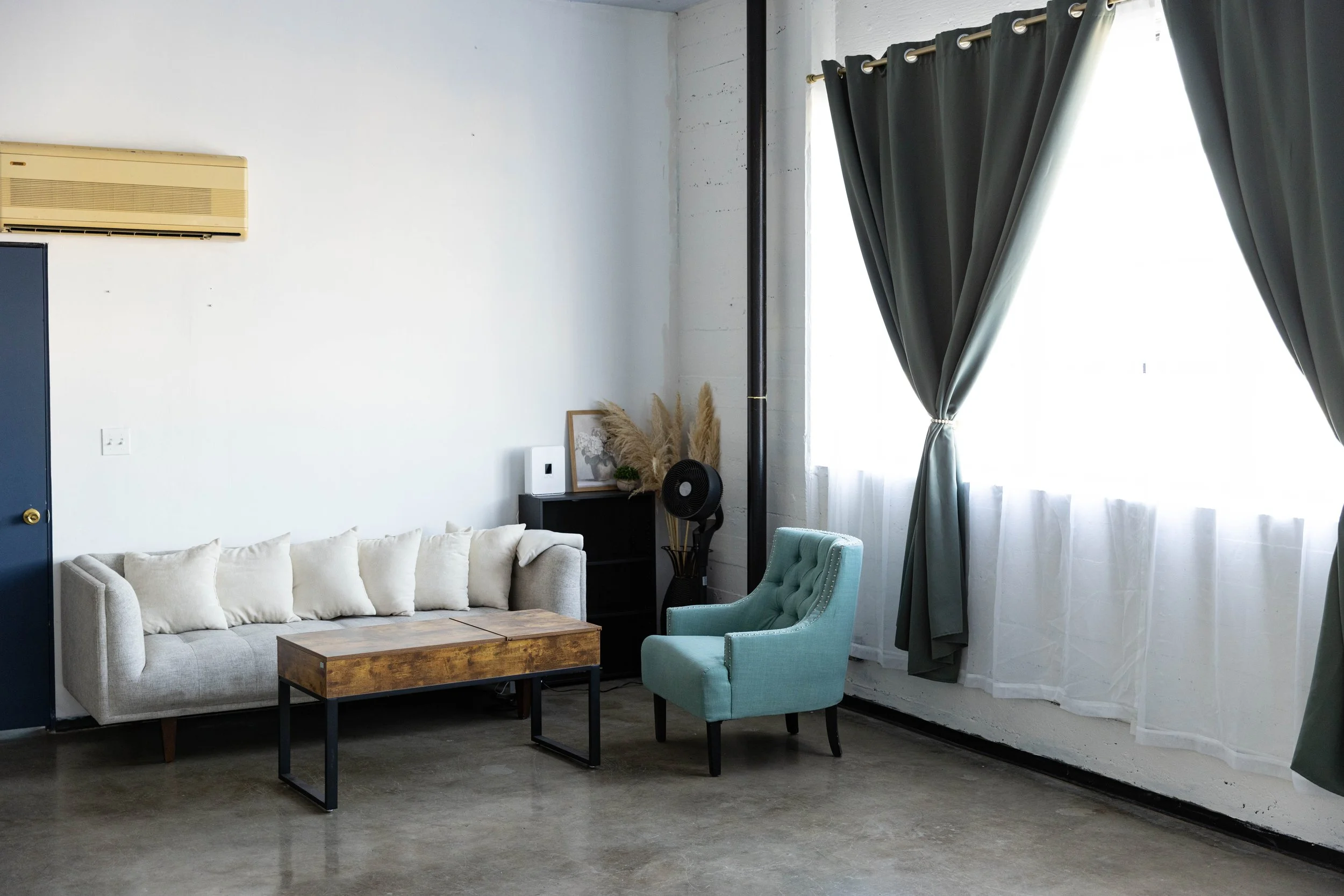 Picture of client lounge area in Los Angeles food photography studio.