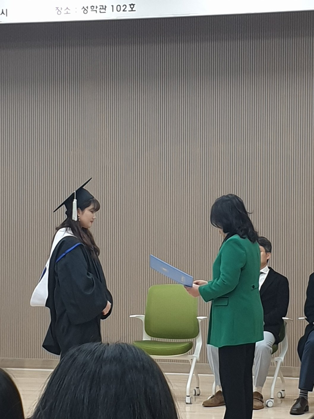 Mijin receiving an award