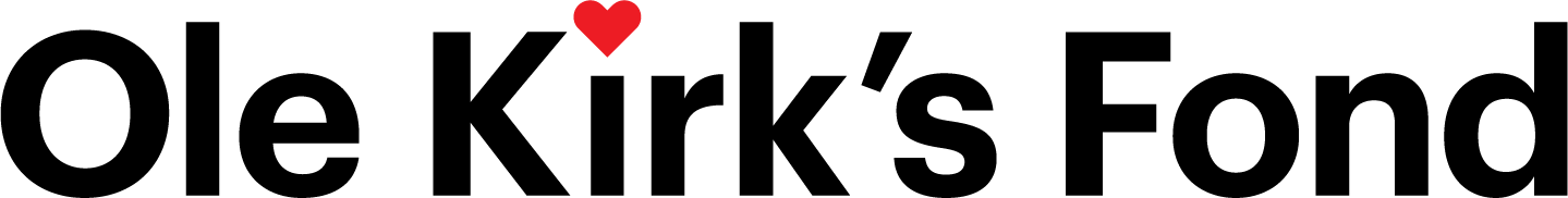 Logo af Ole Kirk's Fond med sort tekst og rødt hjerte over i'et.