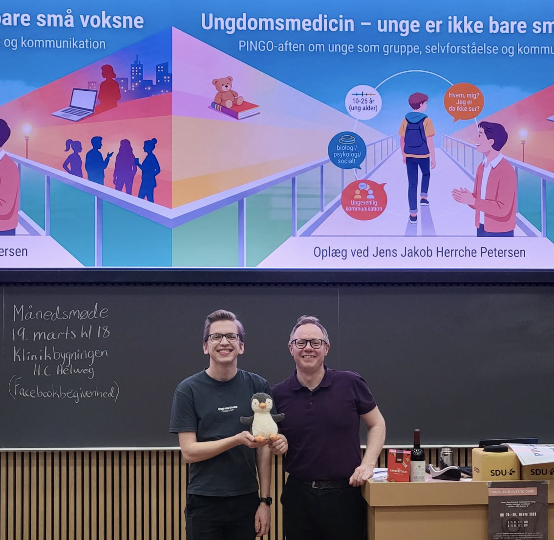 En præsentationsskærm med information om ungdomsmedicin og unge, der står på en bro, samt to mænd, der står foran en tavle i et undervisningslokale, hvor den ene holder en bamse.