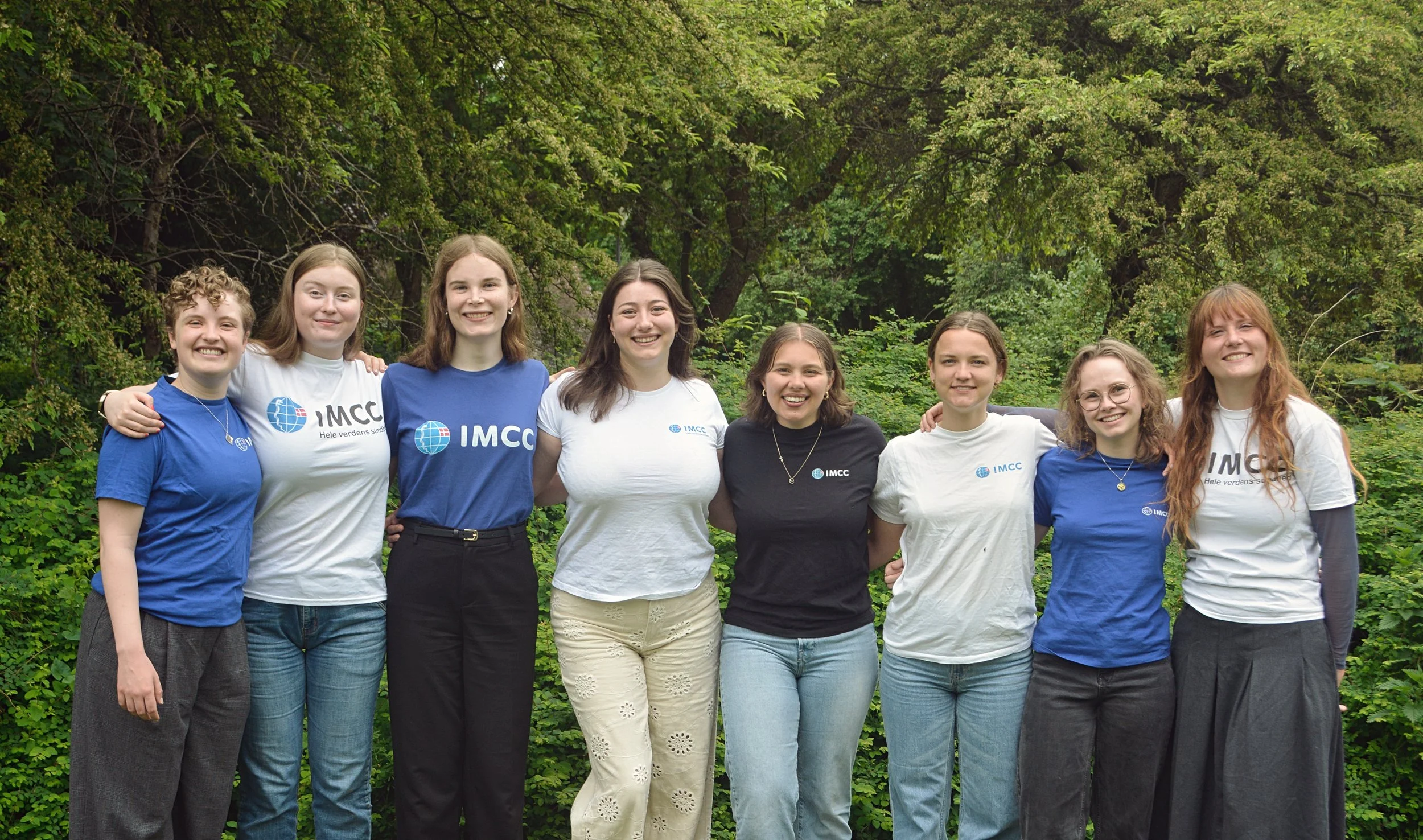 Fællesbillede af Landsbestyrelsen. Fra venstre: Katla, Kirstine, Nicoline, Freja, Eva, Julie, Tilde og Laura. Alle iført t-shirts med IMCC-logo på.