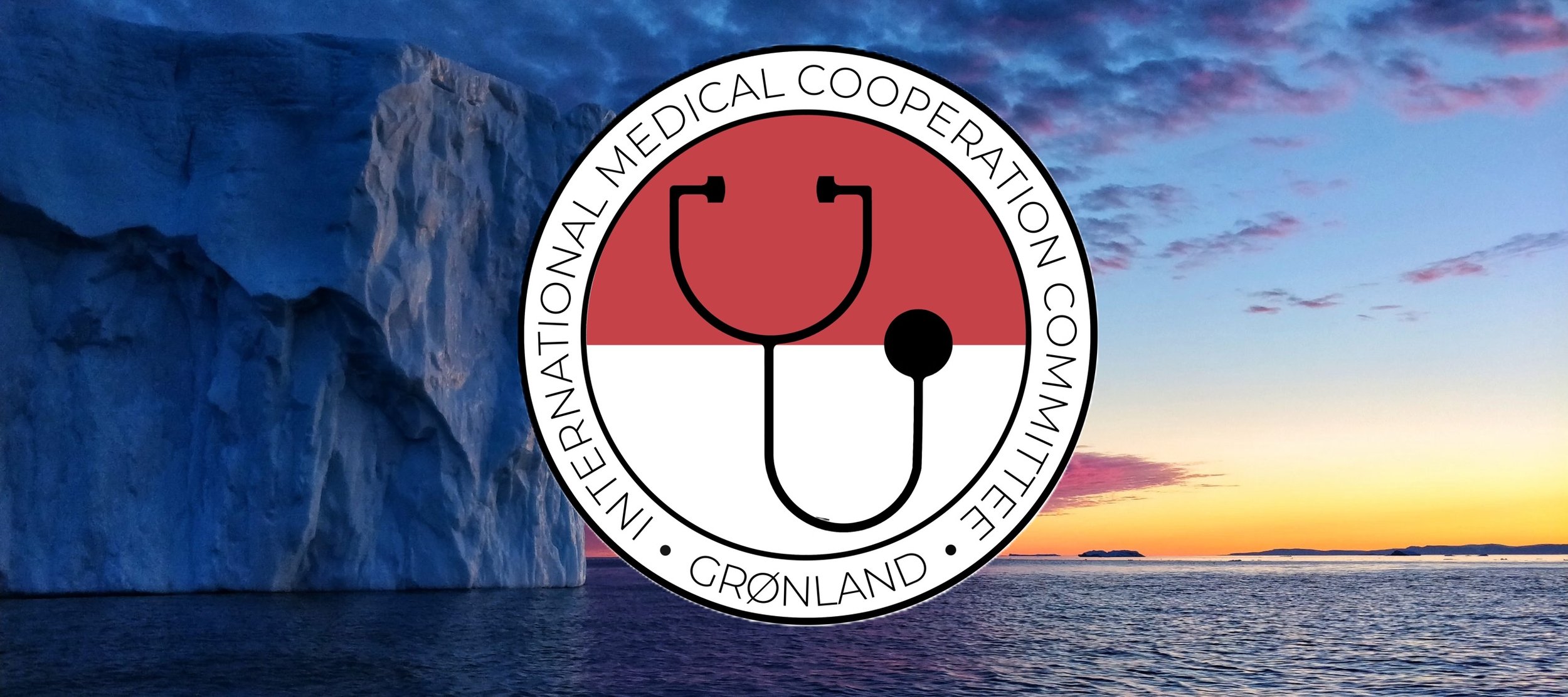 Et foto af et isbjerg i havet ved solnedgang, med en logo fra Den Nationale Medicinal Co-op i midten, der indeholder en stethoskop og teksten 'Groenland'.