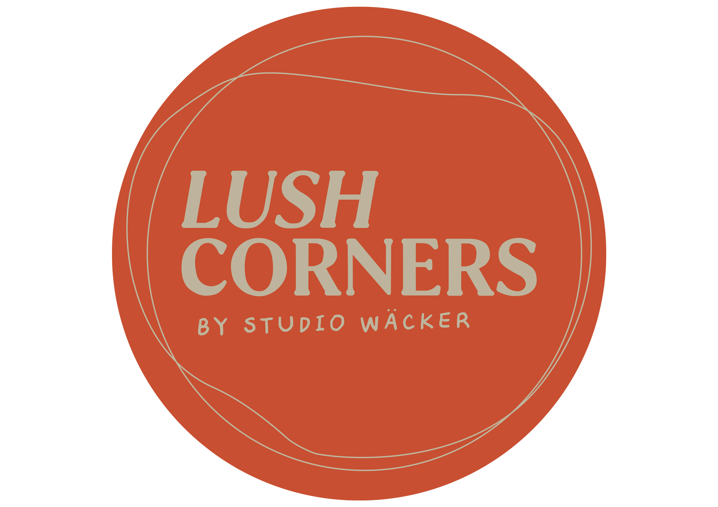 Ein runder, orangefarbener Aufkleber mit dem Text „Lush Corners by Studio Wacker“. Der Text ist in beige gehalten, und der Aufkleber hat weiße Kreise um den Rand.