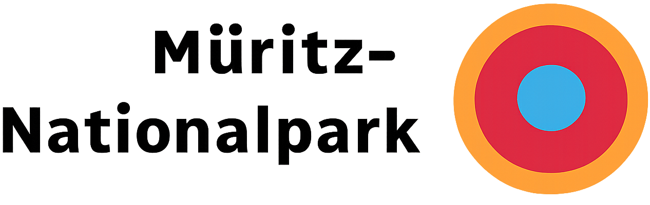 Das Logo des Müritz-Nationalparks, bestehend aus schwarzem Text und einem farbigen Symbol mit blauer, roter und orangefarbener Kreisform.