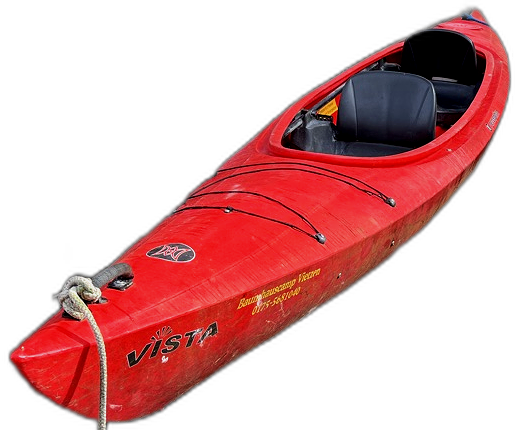 Roter Kajak mit schwarzen Sitzflächen, logoartige Beschriftung, im Wasser