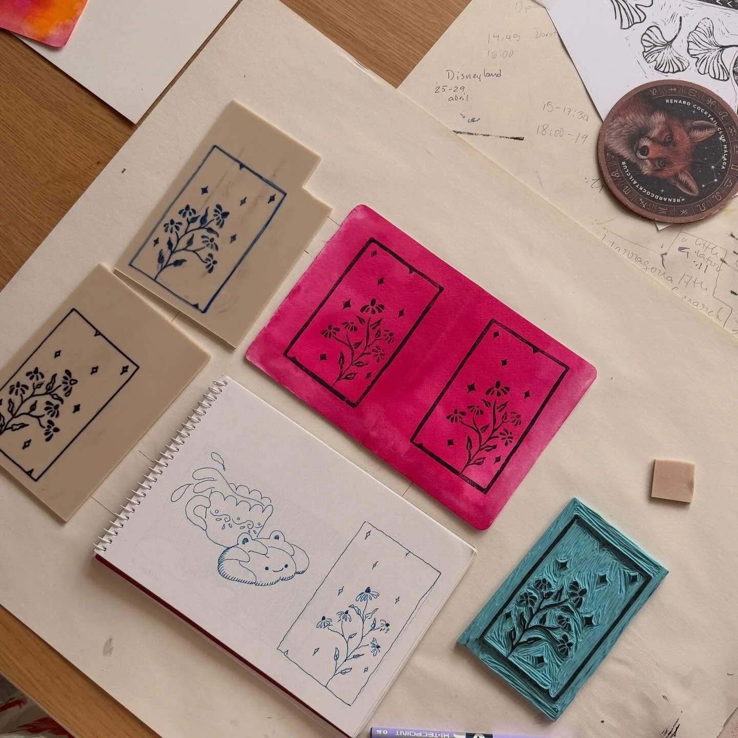 Carving requires you to think in positive and negative, the sketch is mirrored back and forth. Somewhere in those comings and goings I get lost. This is an exercise to understand the maze and its intricacies.
#carving #daisies #linoprint #grabado #li