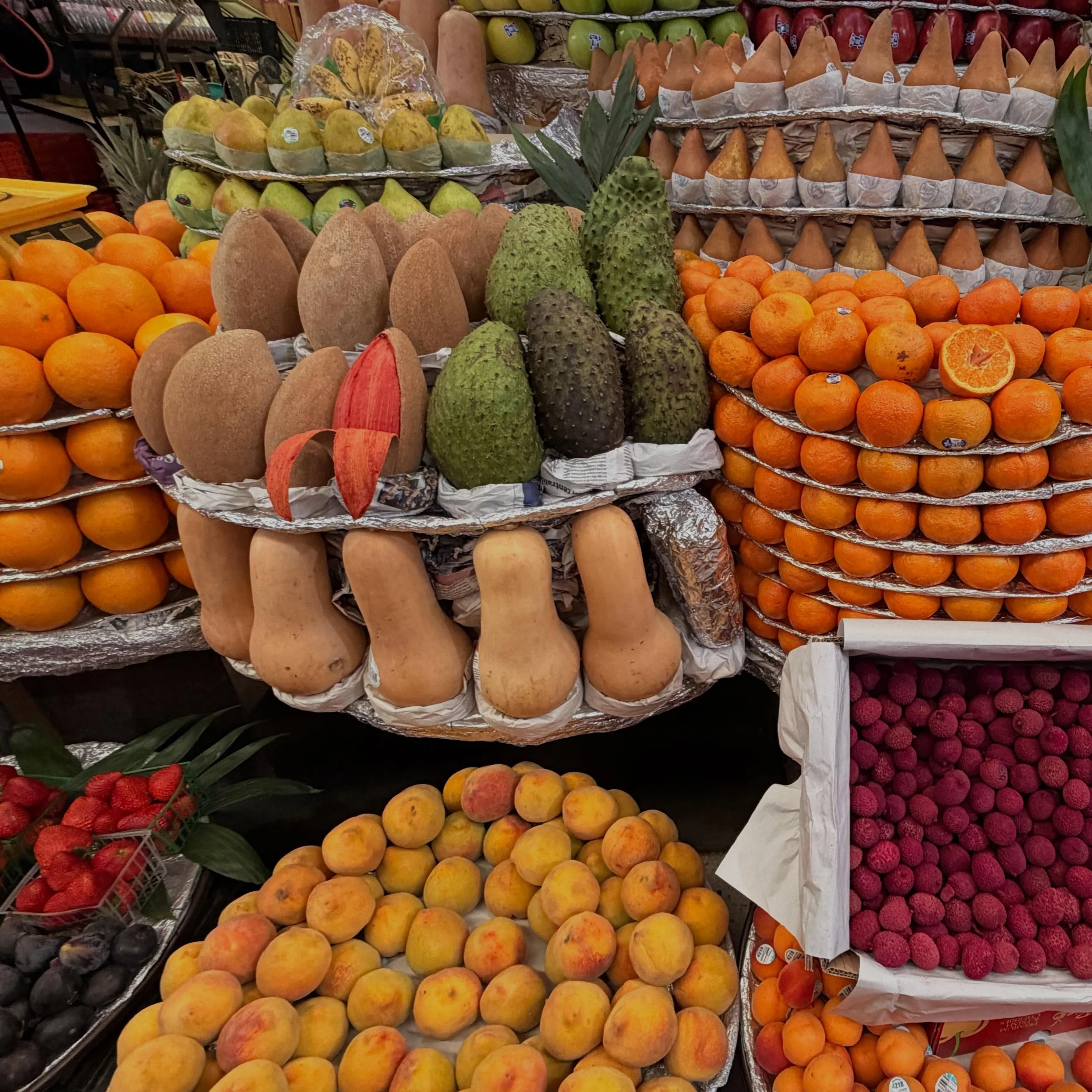 A Mexican market is an explosion of color that happens by spontaneous combustion.
#mexico #inspiration #markets #campeche #meecadodemedellin